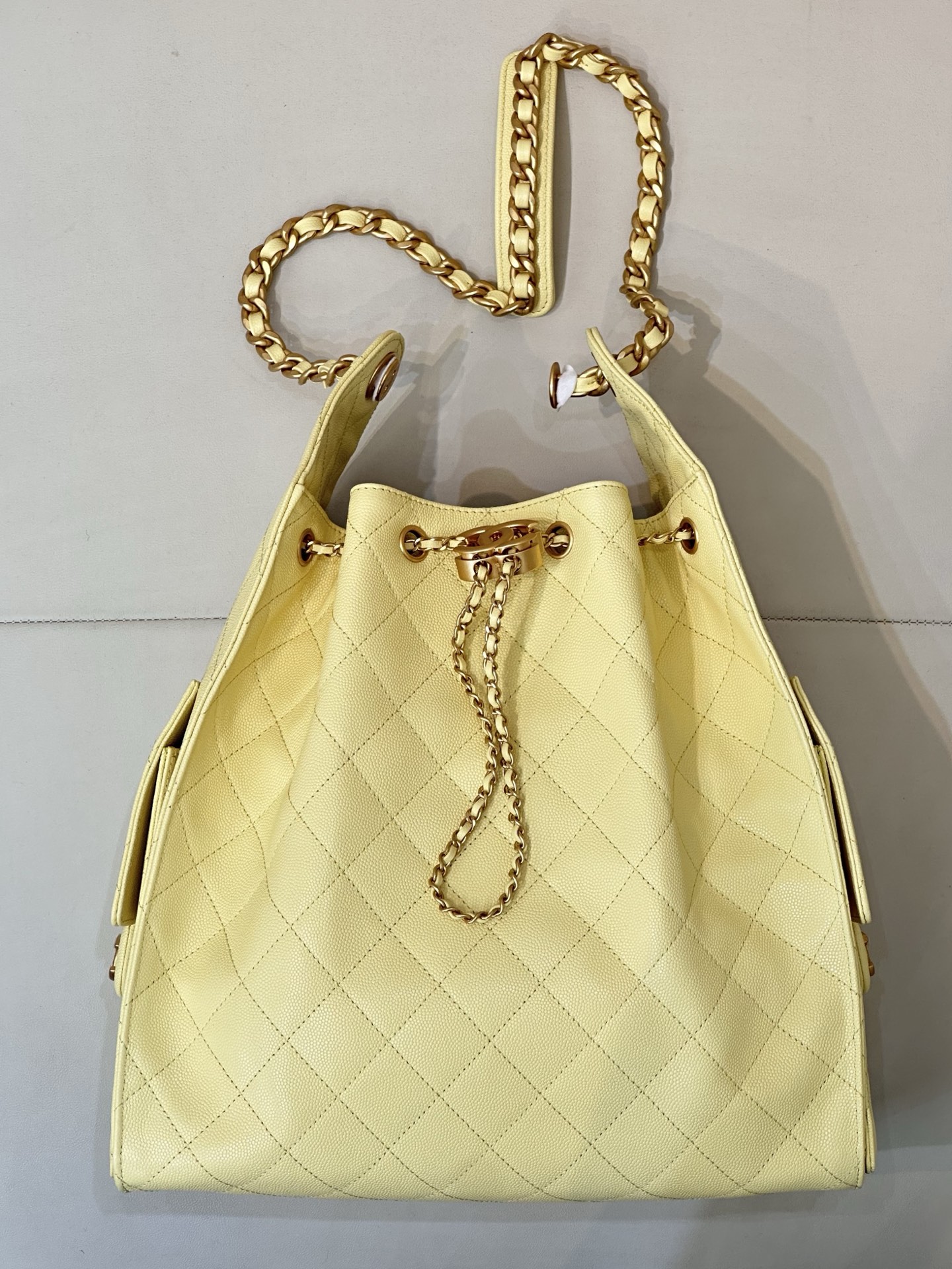 CHANEL 25C早春 マルチポケット Hobo 純正レザー ボール型シボ牛革 ラージサイズ カジュアルでリラックスした雰囲気