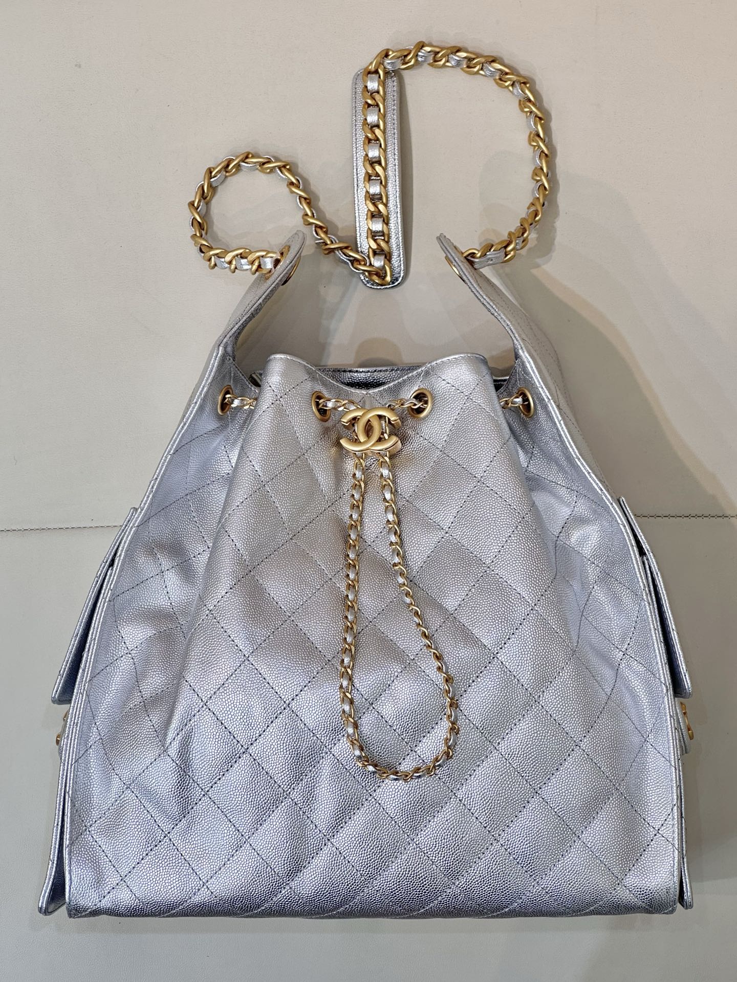 CHANEL 25C早春 マルチポケット Hobo 純正レザー ボール型シボ牛革 ラージ カジュアルでリラックス感