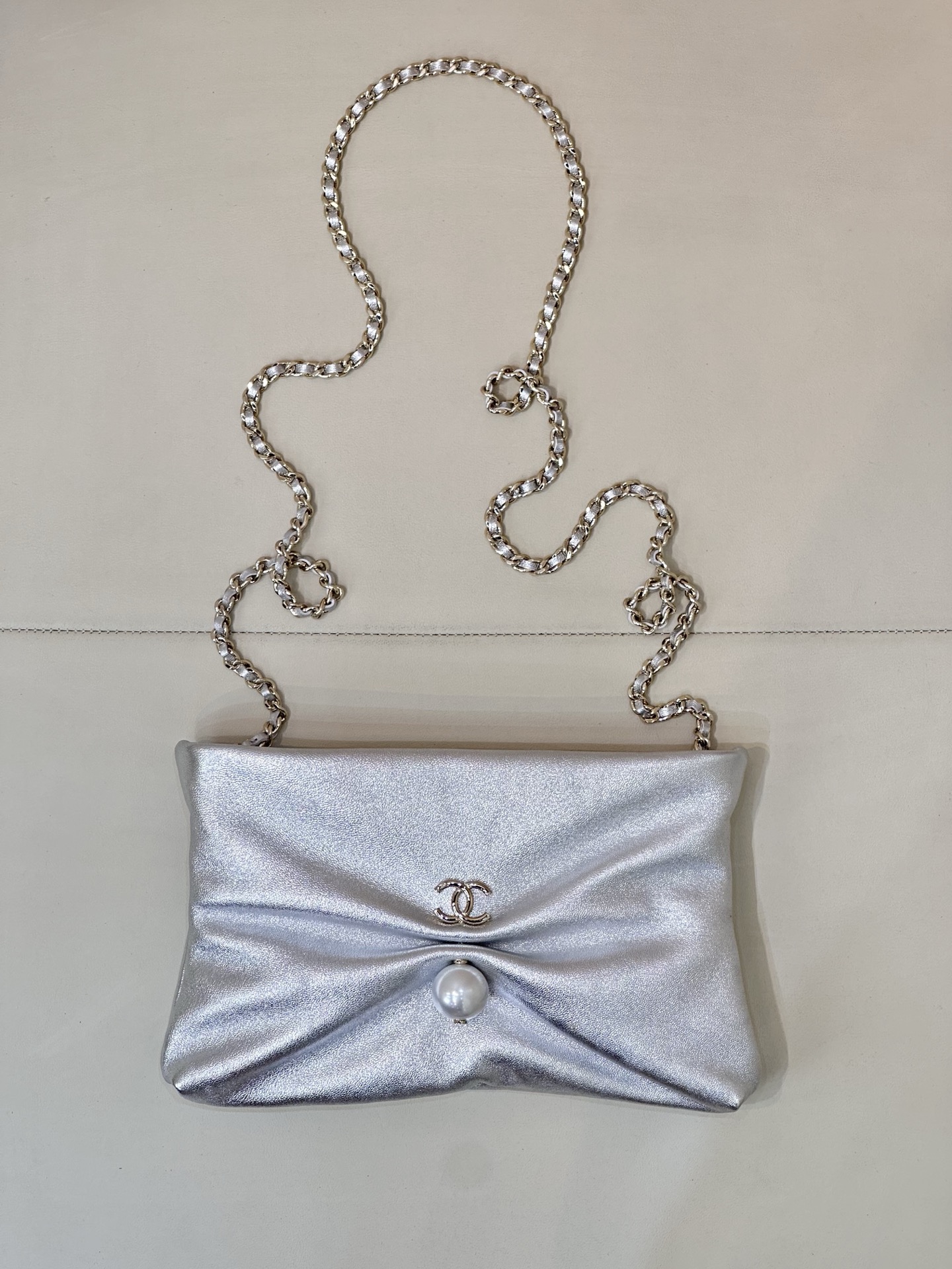CHANEL 25s Pearl Evening Bag Lambskin Pillow Bag Pearl Double C Clasp Detachable Chain Clutch Métiers d'Art Elegant - Top Quality