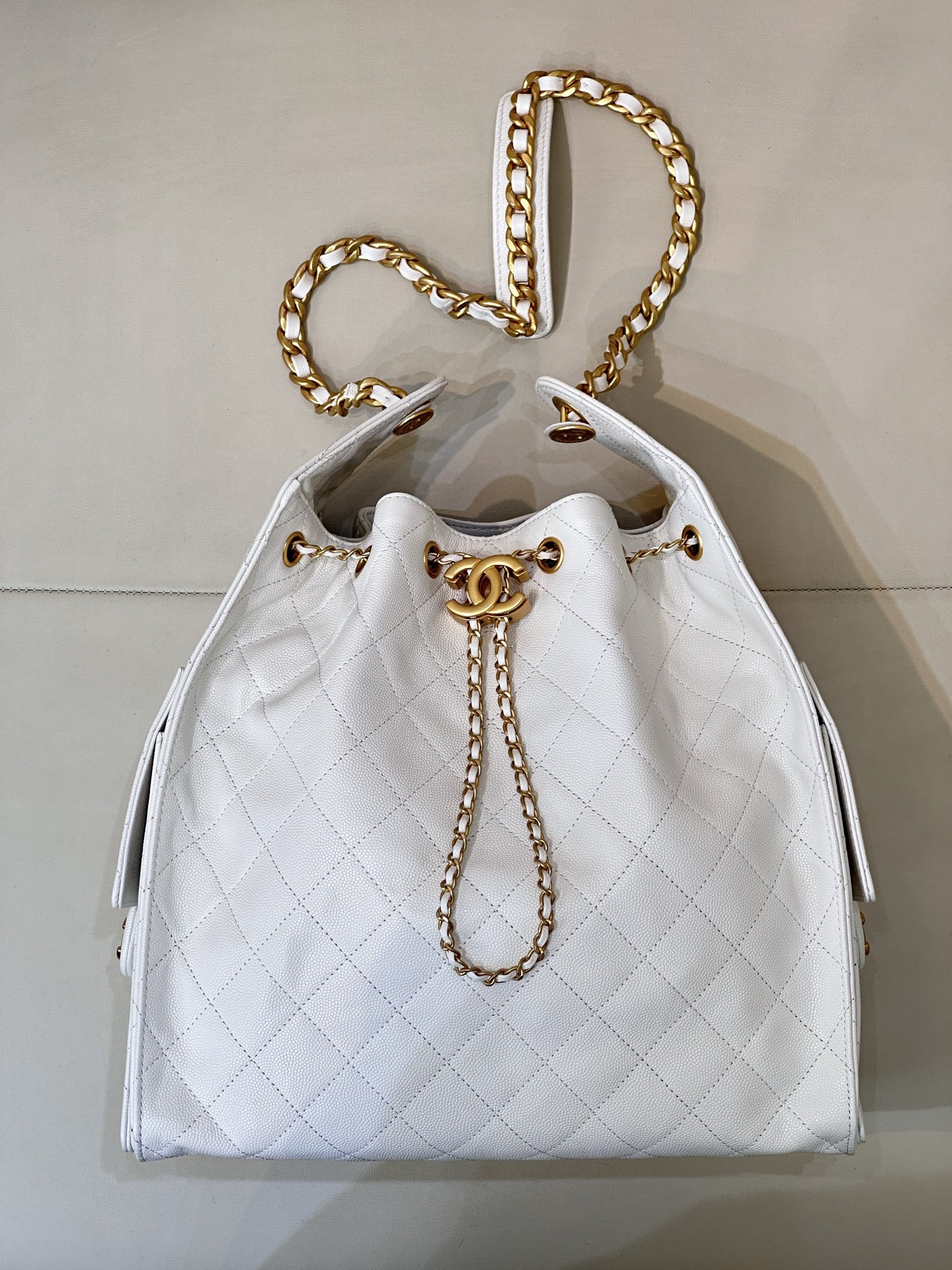 CHANEL 25C早春 マルチポケット Hobo 純正レザー ボール型シボ牛革 ラージサイズ カジュアルでリラックスした雰囲気