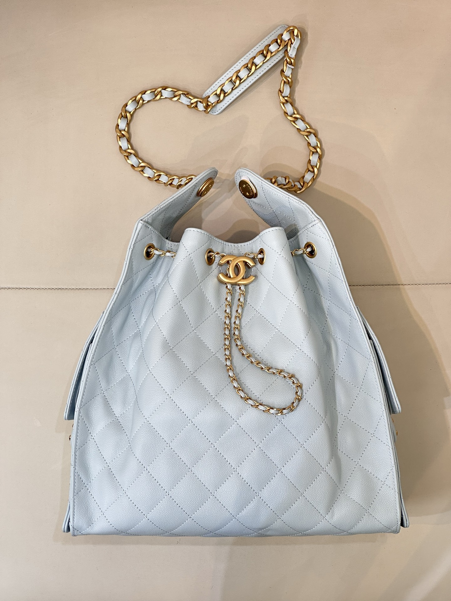 CHANEL 25C早春 マルチポケット Hobo 純正レザー ボール型シボ牛革 ラージサイズ カジュアルでリラックス感