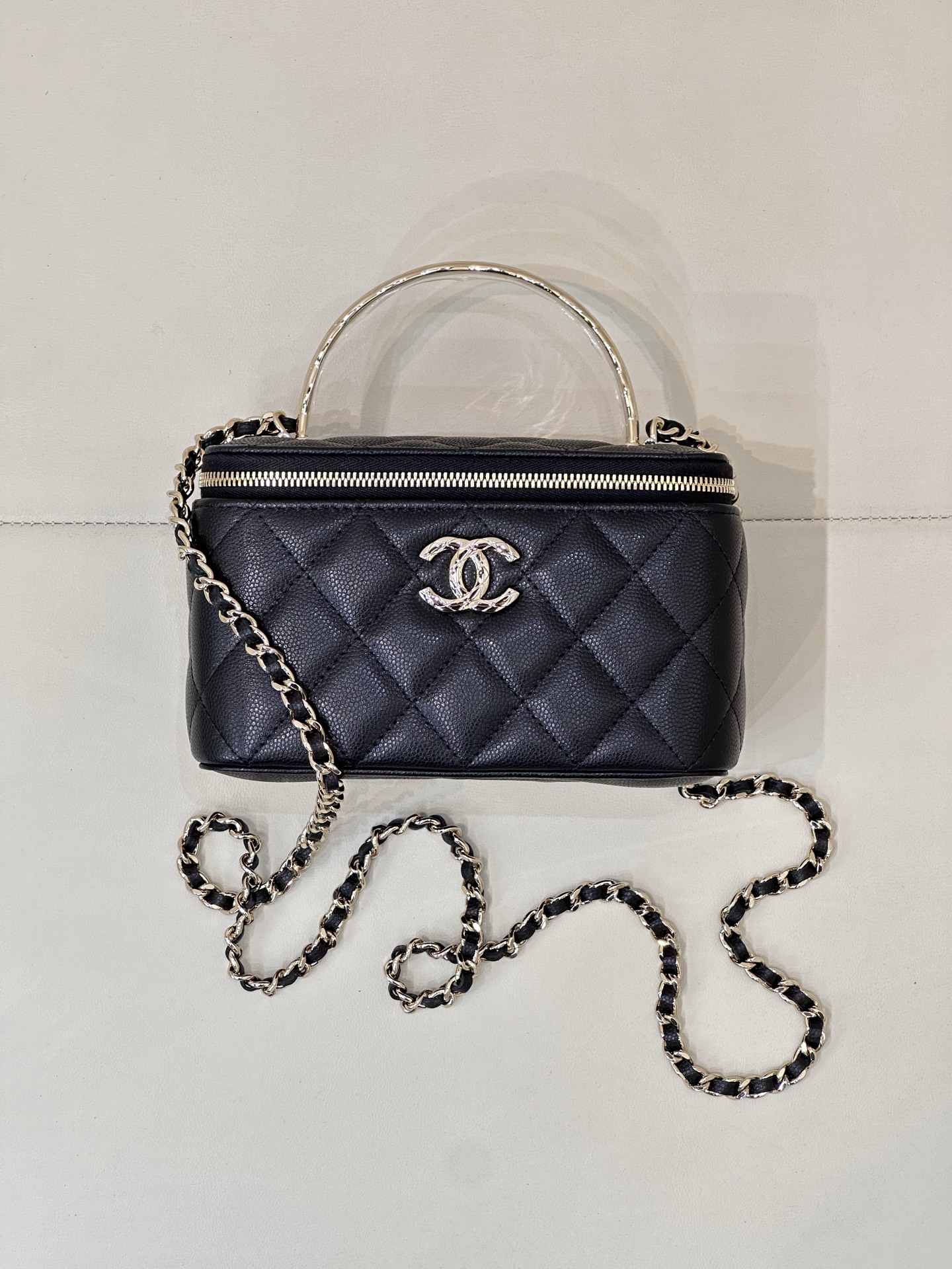 CHANEL 25S Vanity Case 4590 cuir de veau grainé matelassé quincaillerie dorée fermoir doré clair porté main ou en bandoulière avec miroir intégré élégant et polyvalent - qualité supérieure