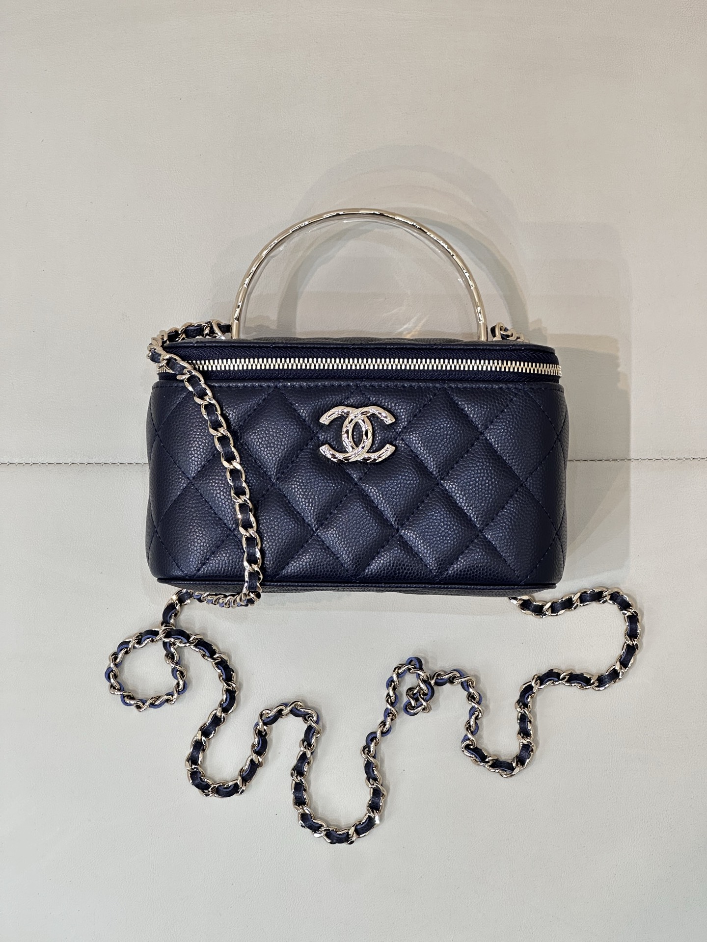 CHANEL 25S Vanity Case 4590 Cuir de veau grainé Matelassé Quincaillerie Dorée Clair Bandoulière et Porté Main Miroir de Maquillage Intégré Élégant et Polyvalent - Qualité Supérieure