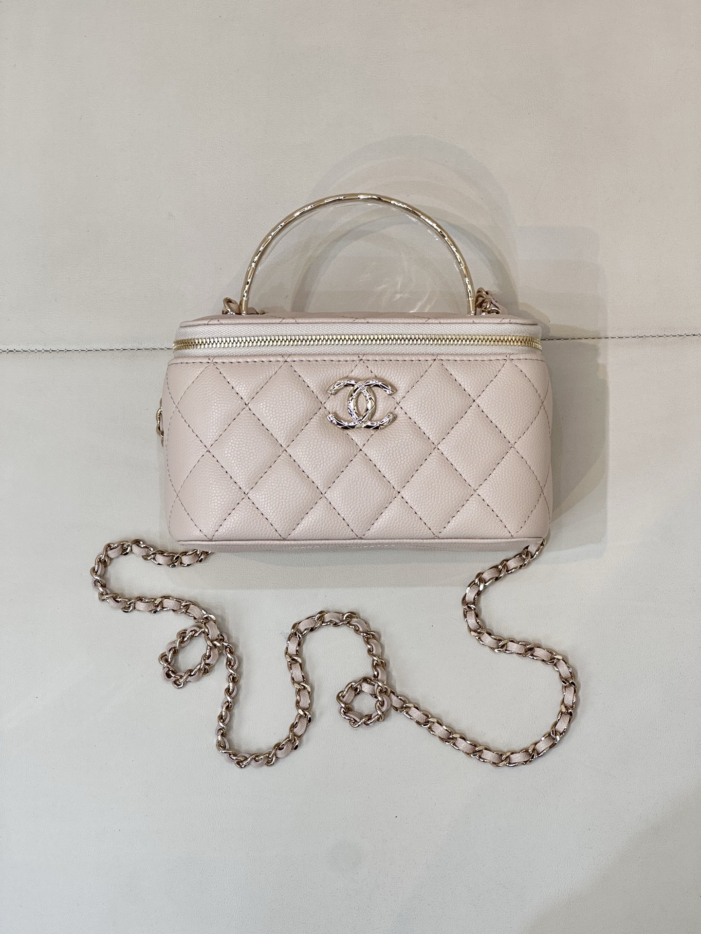 CHANEL 25S Vanity Case 4590 Cuir de veau grainé Matelassé Quincaillerie Dorée Clair Bandoulière et Poignée Avec Miroir Intégré Élégant et Polyvalent - Qualité Supérieure
