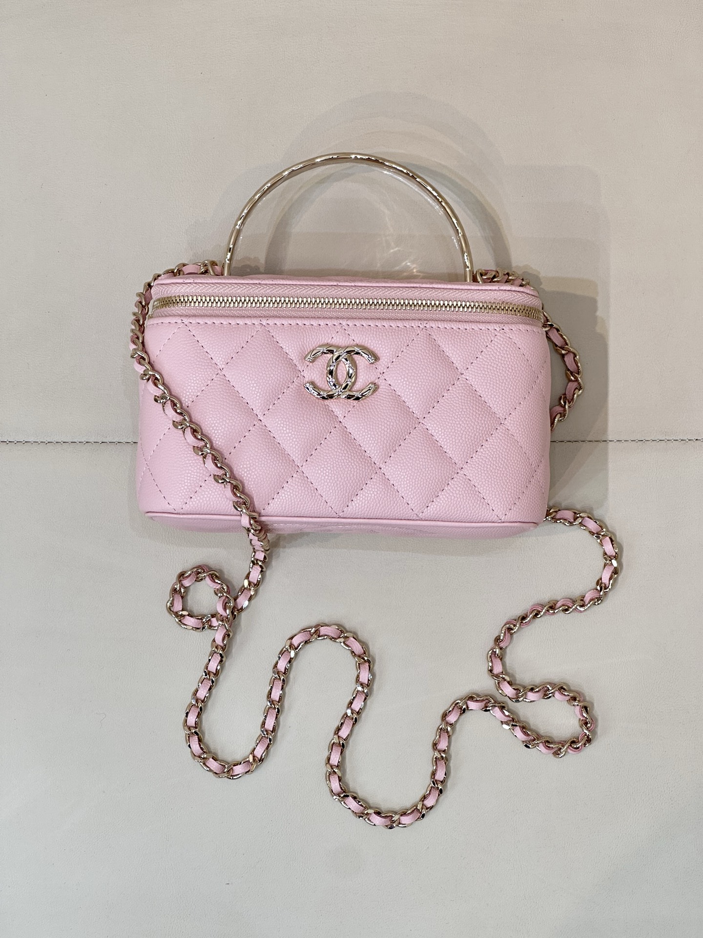 CHANEL 25S vanity case bag 4590 cuir de veau grainé matelassé quincaillerie dorée fermoir doré clair porté main ou en bandoulière avec miroir intégré élégant et polyvalent - qualité supérieure