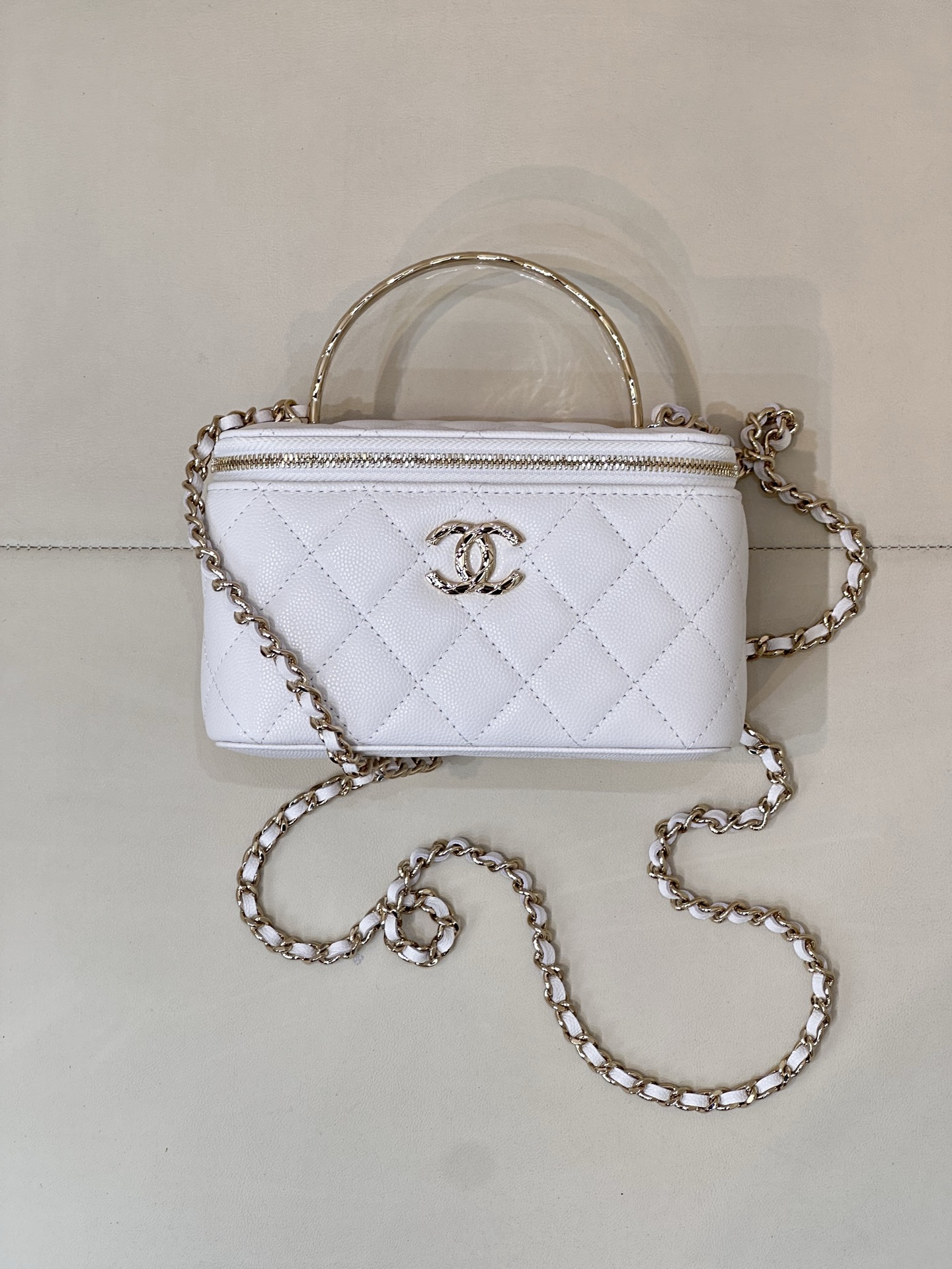 CHANEL 25S Vanity Case 4590 cuir de veau grainé motif matelassé quincaillerie dorée fermoir doré clair porté main ou en bandoulière avec miroir intégré élégant et polyvalent - qualité supérieure