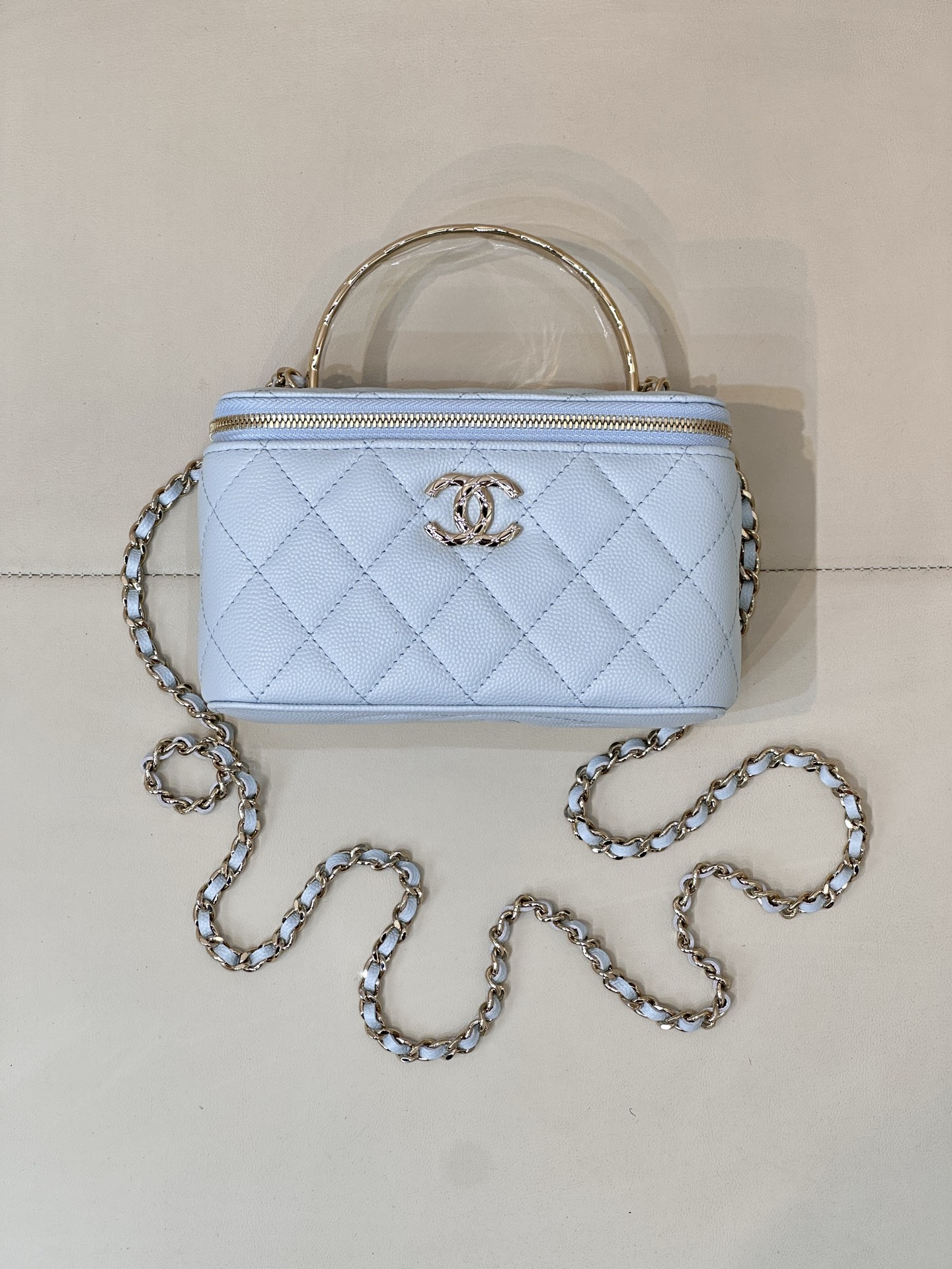 CHANEL 25S Vanity Case 4590 Cuir de veau grainé Matelassé Quincaillerie Or pâle Bandoulière et porté main Miroir intégré Élégant et polyvalent - Qualité supérieure