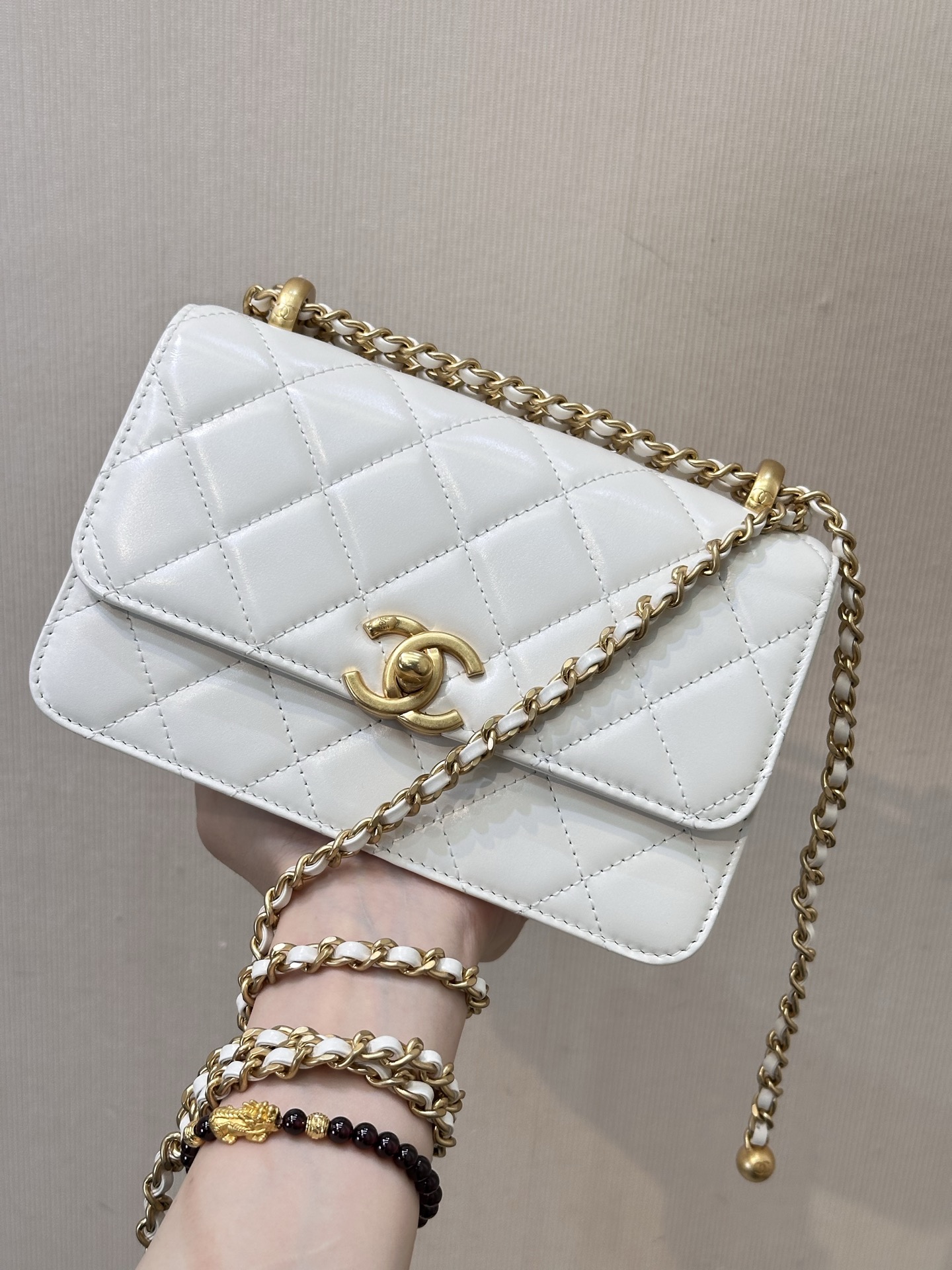 CHANEL Atelier artisanal haut de gamme, double boule dorée, cuir véritable, agneau, sac chaîne matelassé, cuir d'origine qualité supérieure, finition sable doré, qualité supérieure