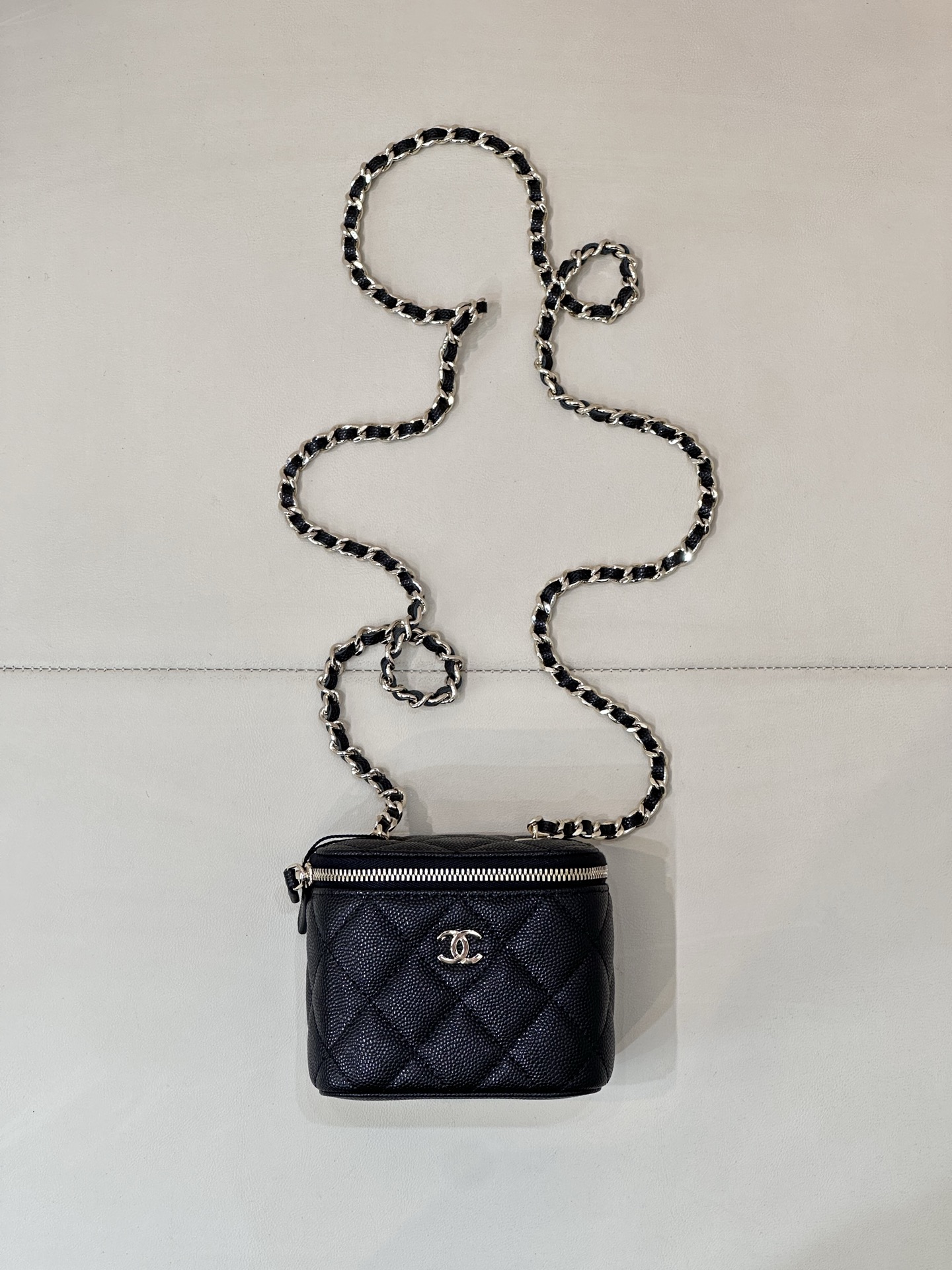 CHANEL Pochette maquillage chaîne boîte cuir de veau caviar matelassé forme rigide compartiment à rouge à lèvres circuit italien mini boîte longue - qualité supérieure