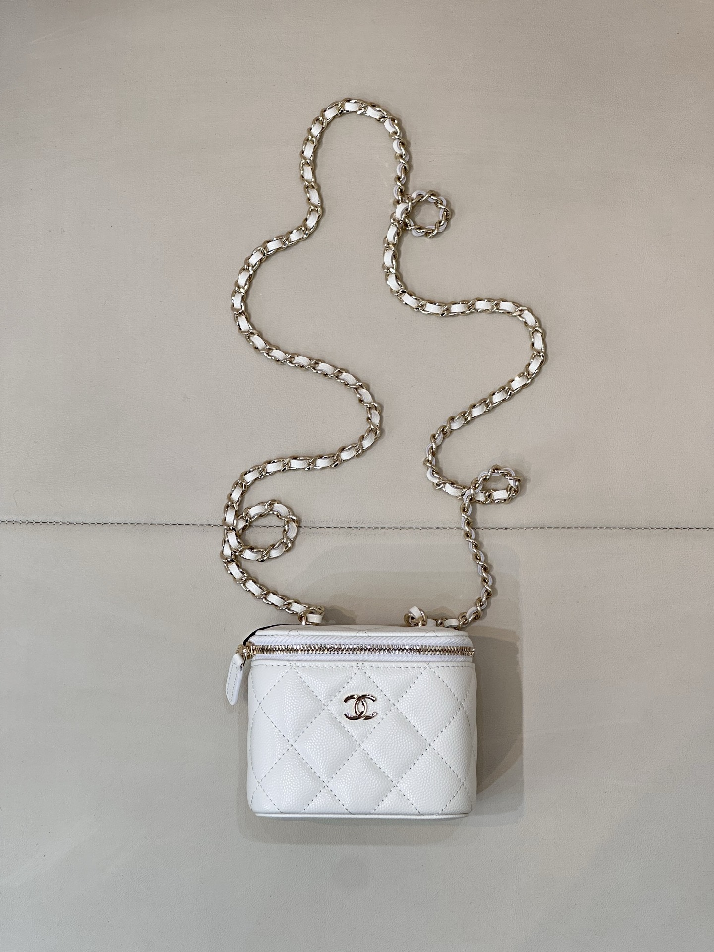 CHANEL Pochette maquillage chaîne rigide en cuir de veau caviar, matelassé, compartiment à rouge à lèvres, canal italien, mini format long - qualité premium