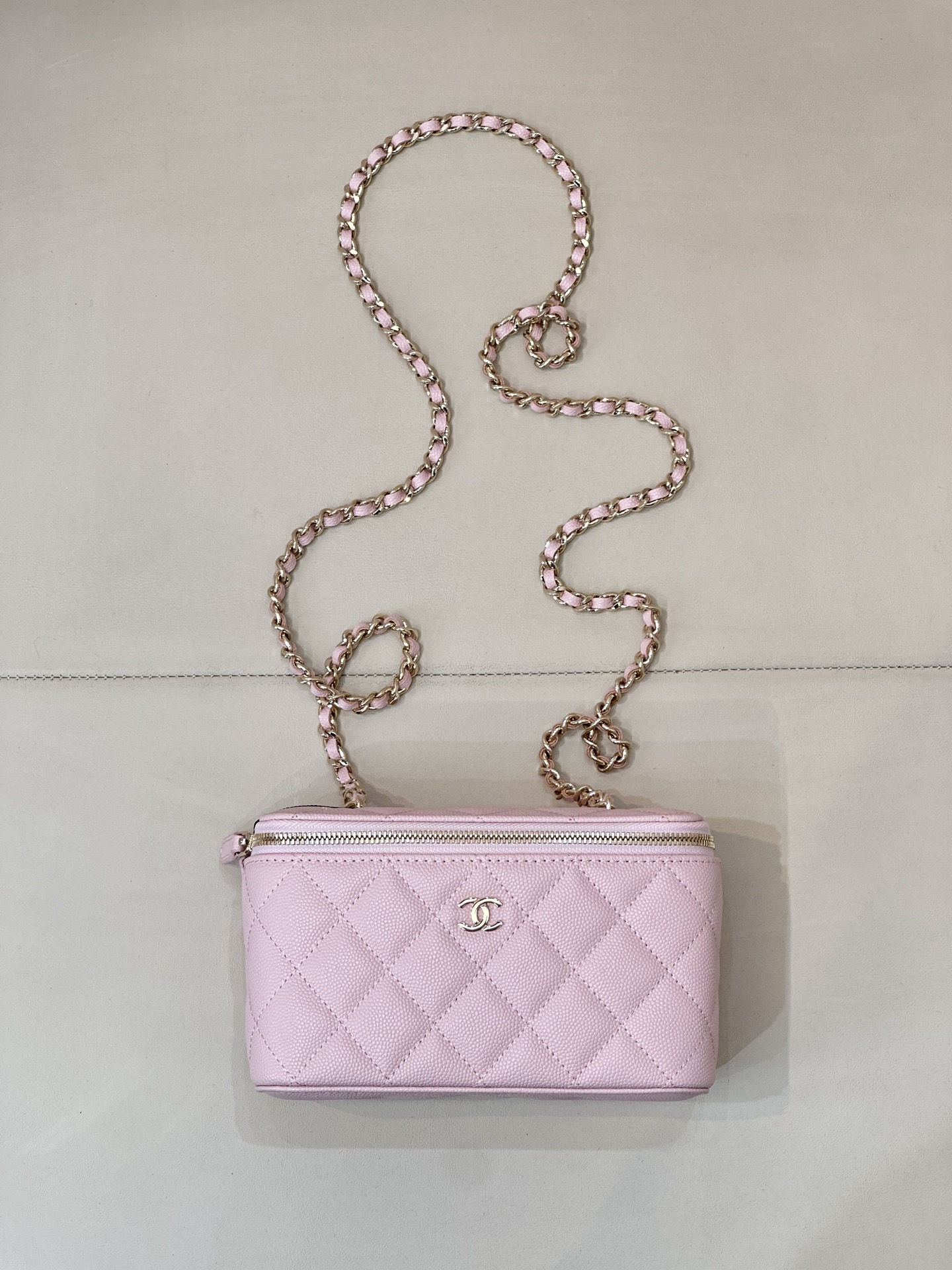 CHANEL Pochette maquillage chaîne boîte cuir de veau caviar matelassé forme rigide compartiment à rouge à lèvres circuit italien mini boîte longue - qualité supérieure