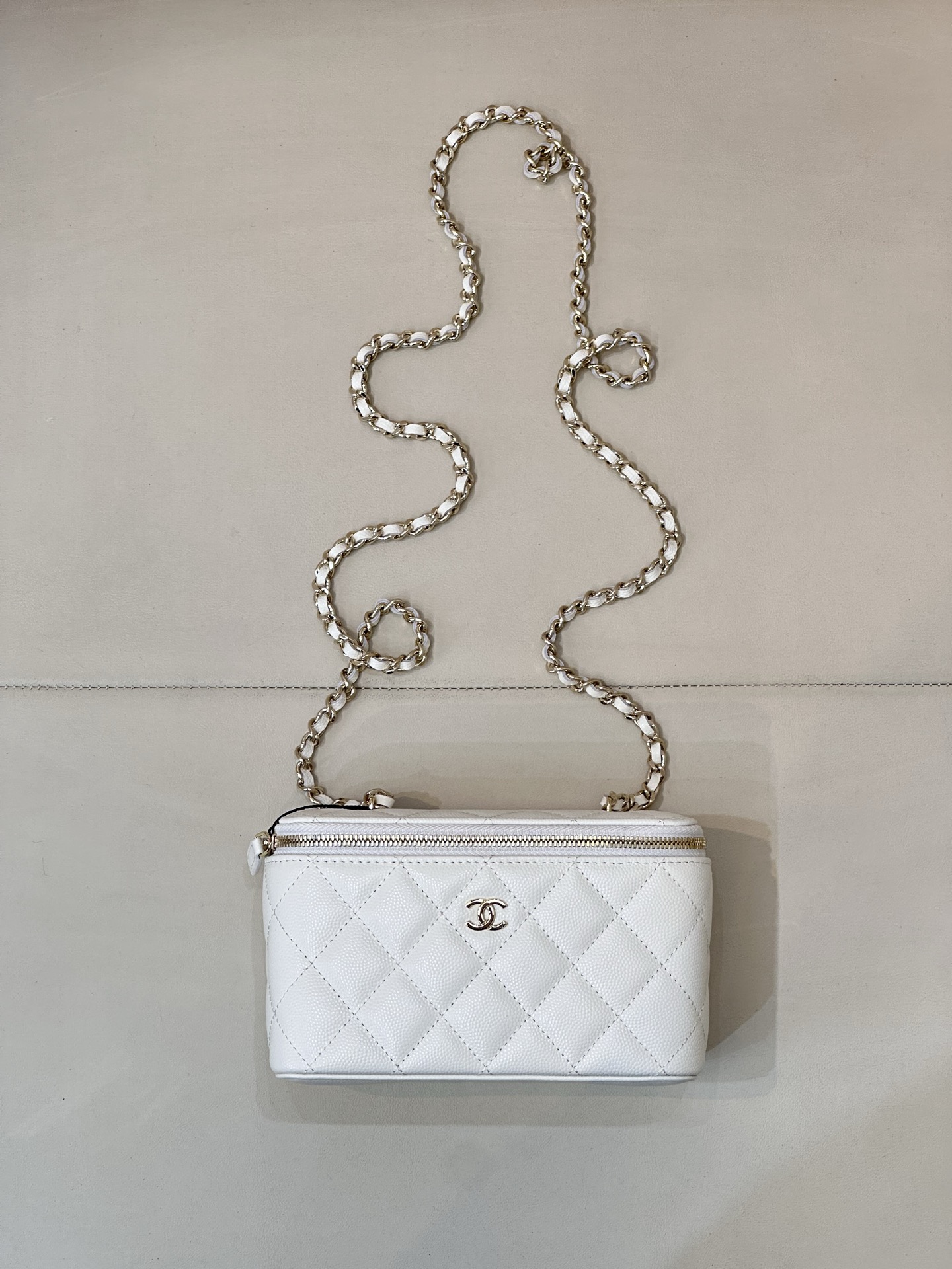 CHANEL Pochette maquillage chaîne rigide en cuir de veau caviar, matelassé, compartiment à rouge à lèvres, canal italien, mini format long - qualité supérieure