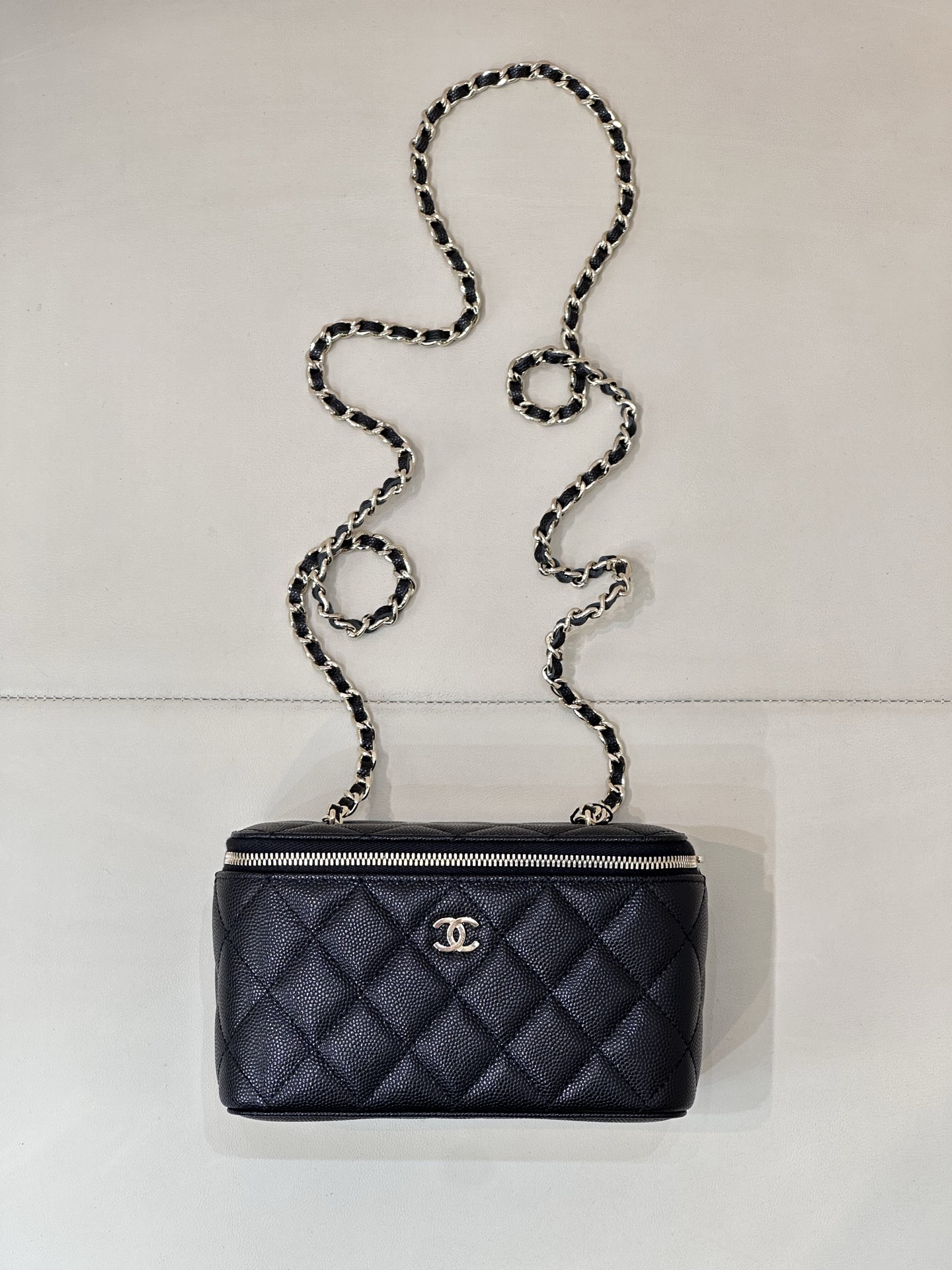 CHANEL Pochette maquillage chaîne rigide en cuir de veau caviar, matelassé, compartiment à rouge à lèvres, canal italien, mini, format long - qualité supérieure