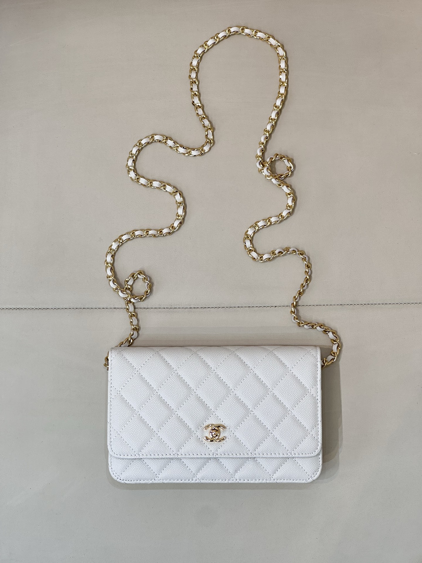 NO:673032,4241 White The white gold buckle is really sparkling!  The upper body is very fairy-like ~ I really can’t refuse the fairy bag, chanel wallet, chanel, wallets198609094241 白色 白色金扣真的爆闪！ 上身非常仙气飘飘～真的是无法拒绝的仙包,chanel钱包,chanel,wallets,欧美剧