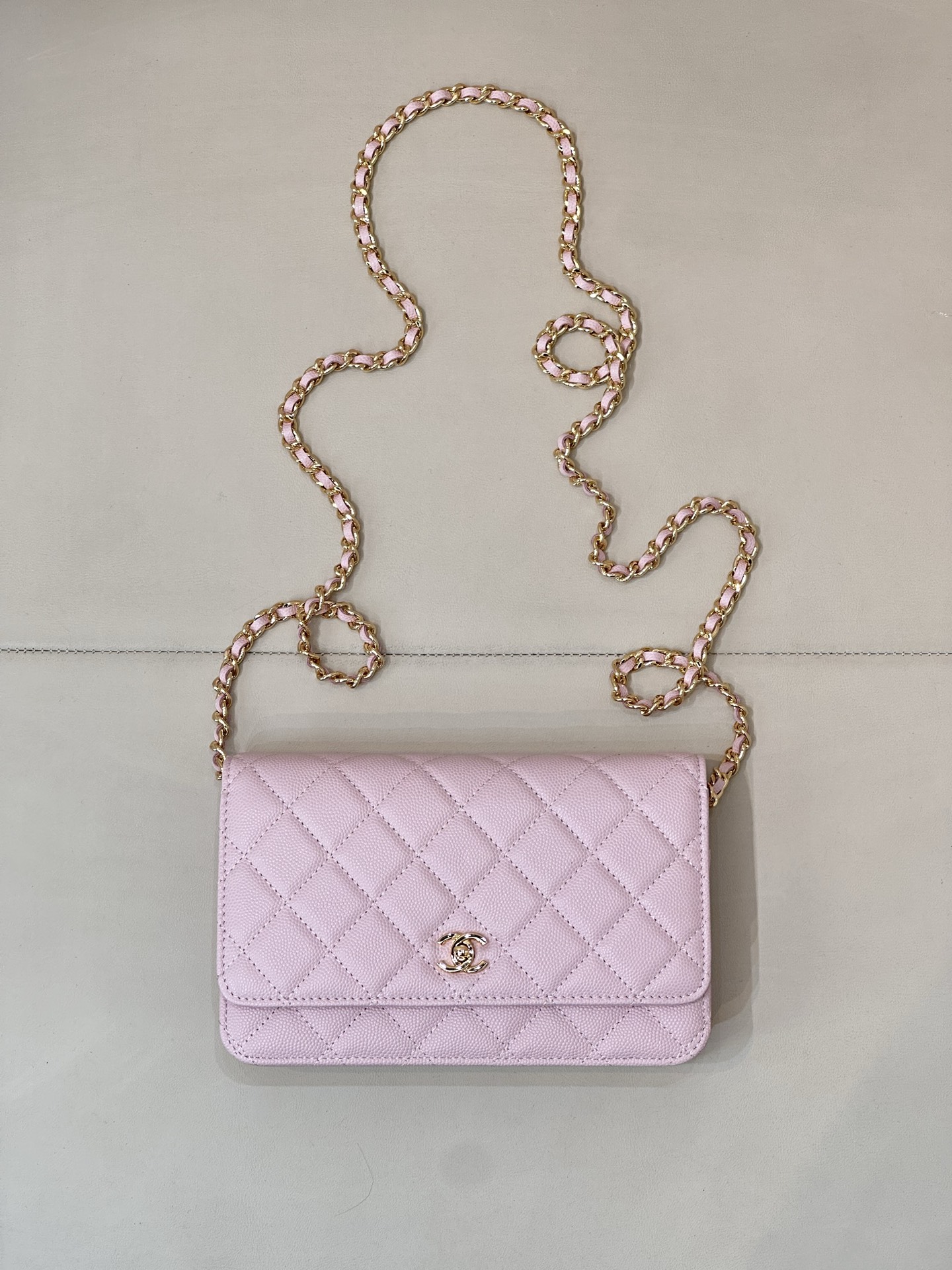 NO:673205,4241 pink girly sweet Chanel pink woc! During the cherry blossom season, you should wear pink. The pink color is delicate and cute. It can be worn on one shoulder or across the body. The inner capacity is OK. It has a proper little princess feel, chanel wallet, chanel, wallets198609094241 粉色 少女甜美系Chanel 粉色woc！ 樱花季就要背粉色呀 粉粉嫩精致又可愛 可单肩也可斜挎,内里容量OK 妥妥的小公主感,chanel钱包,chanel,wallets,欧美剧