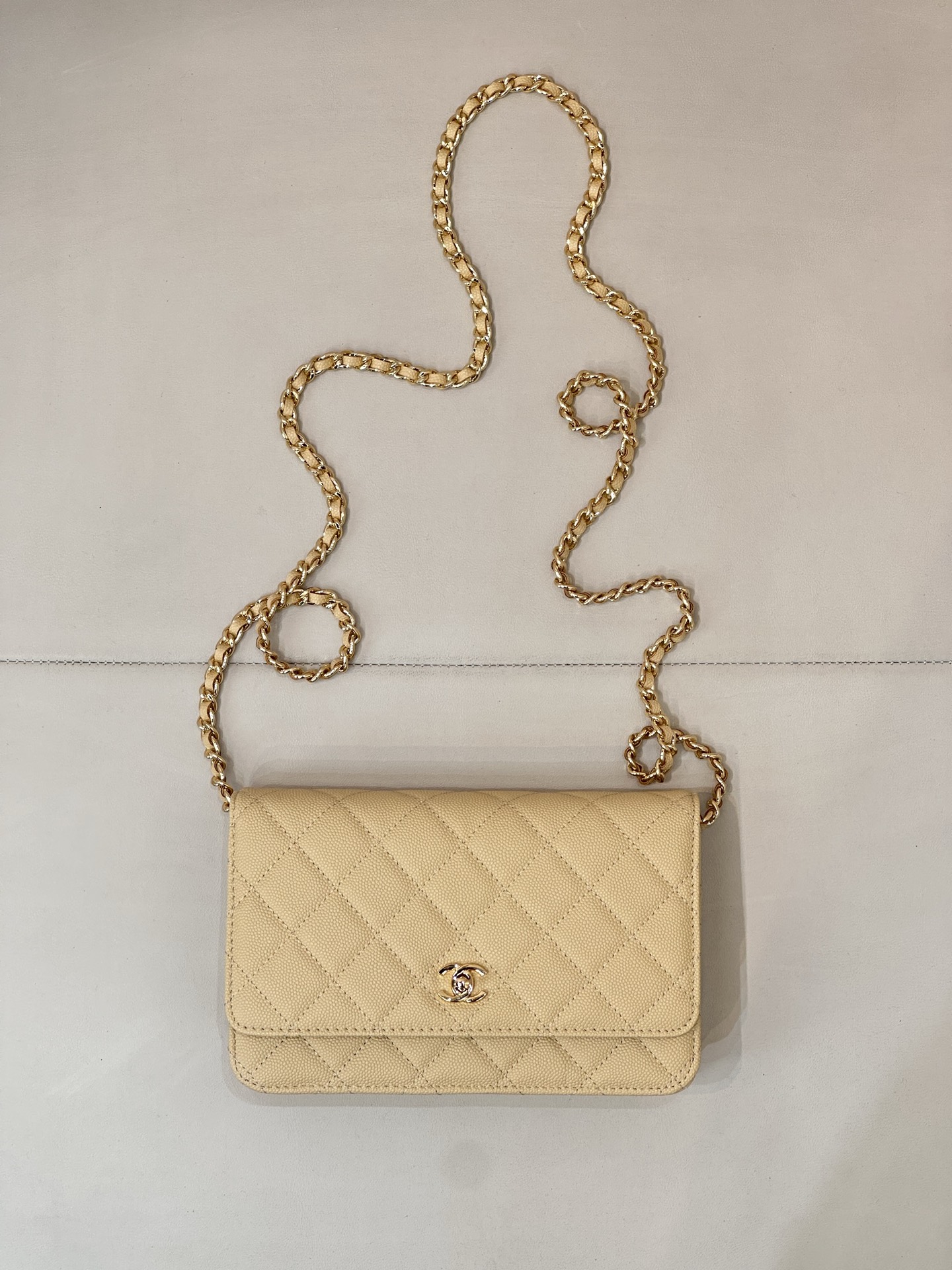 NO:673215,4241 Chicken Yellow I am so cute with this Chanel Chicken Yellow WOC. Chanel is really a walking palette. I have to carry bright colors in summer. There are many ways to carry WOC, and the upper body is very high-end. You can tell me whether you like this chick yellow, chanel wallet, chanel, wallets198609094241 小鸡黄 被这只Chanel小鸡黄woc可爱到了 Chanel真的是行走调色盘 夏季就要背亮呼呼颜色 woc背法也很多,上身很高级 这颗小鸡黄你就说爱不爱吧,chanel钱包,chanel,wallets,欧美剧