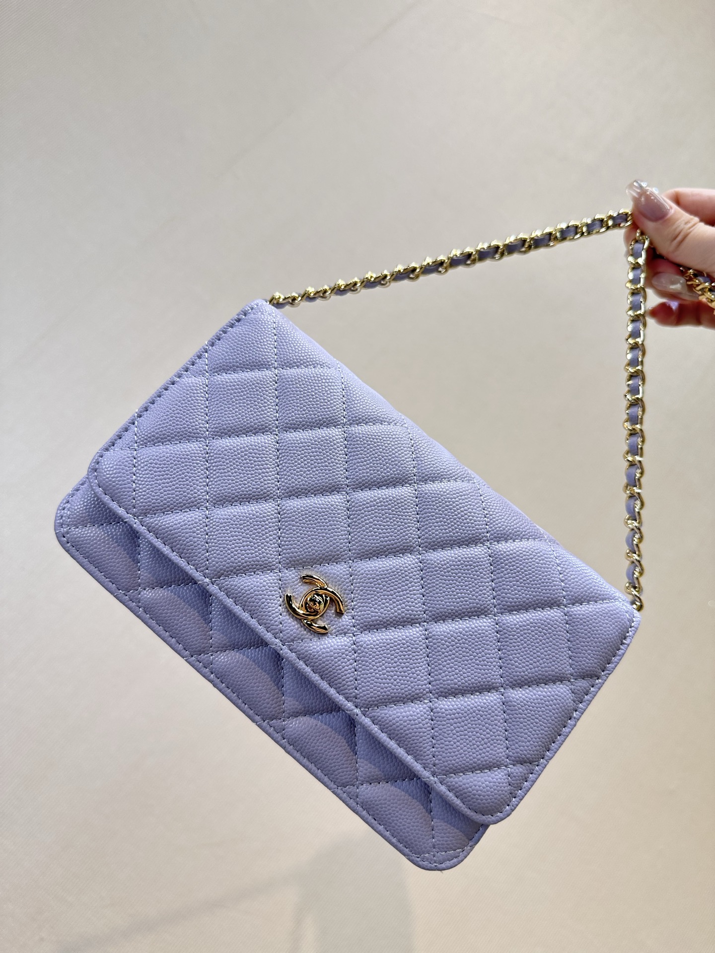 NO:673203,4241 Real photos of the inside details. It is both a wallet and a WOC bag. It has the functions of a long wallet. It has card slots, zipper pockets for coins, and side pockets for banknotes. This wallet also has a certain thickness, allowing you to stuff in essentials such as mobile phone keys, tissues, etc., chanel wallet, chanel, wallets198609094241 内里细节实拍 它既是一只钱包又是一只包WOC,兼具了长款钱包的功能,有卡槽,拉链口袋可以放零钱,侧袋可以放纸币,而这个钱包还有一定的厚度 ,可以让你把出门必备,如手机钥匙纸巾等塞进去,chanel钱包,chanel,wallets,欧美剧