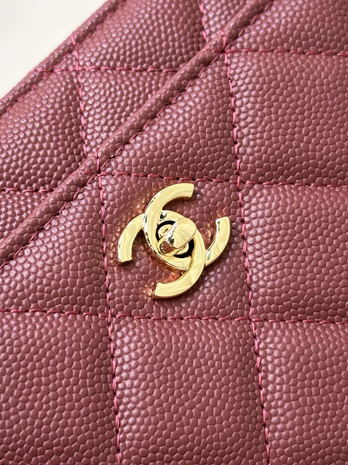NO:673200,4241 The electroplated hardware supplied by customers has a mirror-like surface. This kind of meticulous craftsmanship cannot be achieved by ordinary small factories!  ,chanel wallet,chanel,wallets198609094241 客供的电镀五金,每一个五金表面但是镜面感,这种细致的工艺,不是一般小工厂可以做到的！,chanel钱包,chanel,wallets,欧美剧