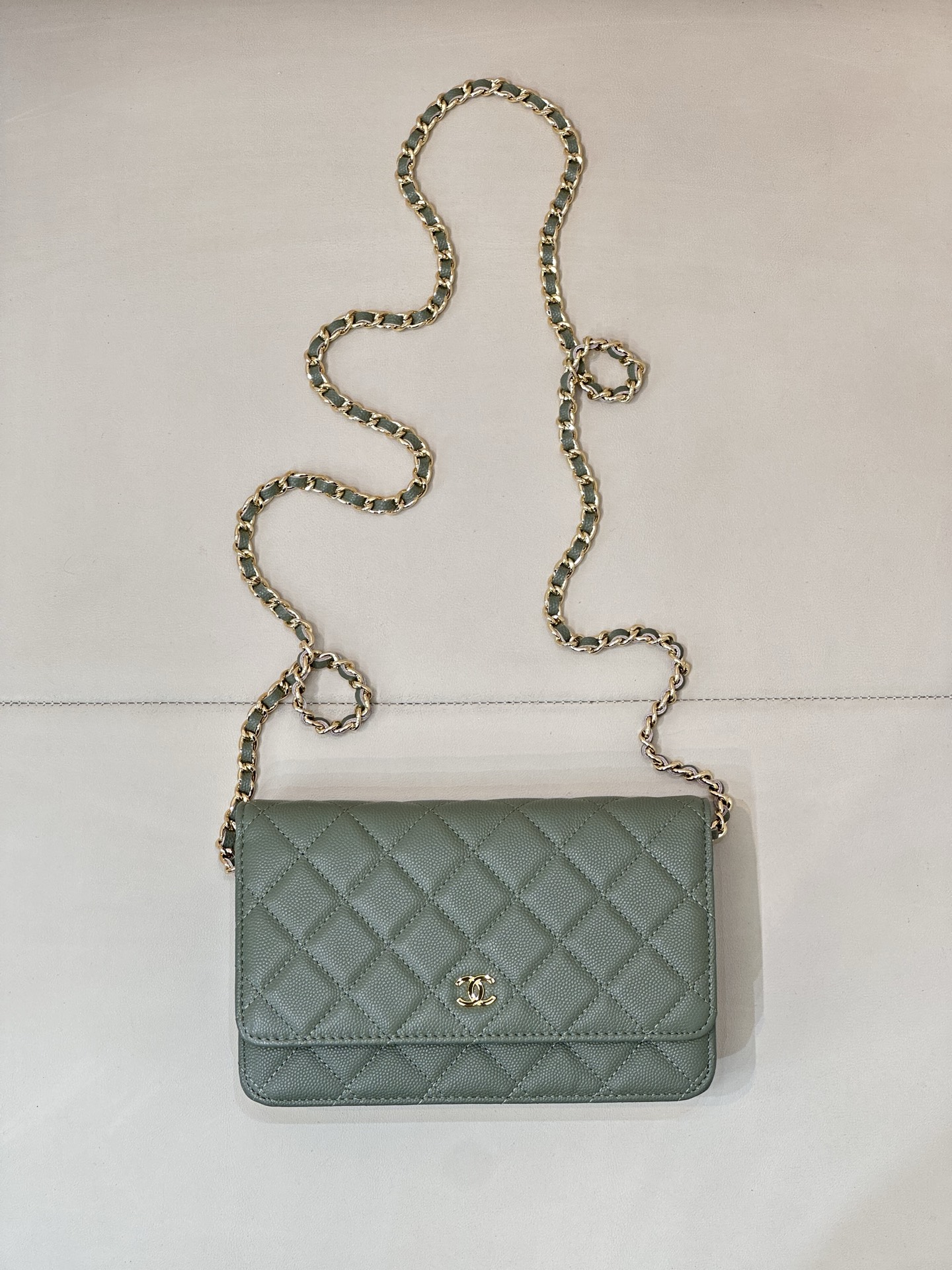 CHANEL 카비어 WOC 재물 가방 퀼팅 패턴 가죽 체인 CC 로고 숄더 크로스바디 롱 클래식 스타일 - 최상급 품질