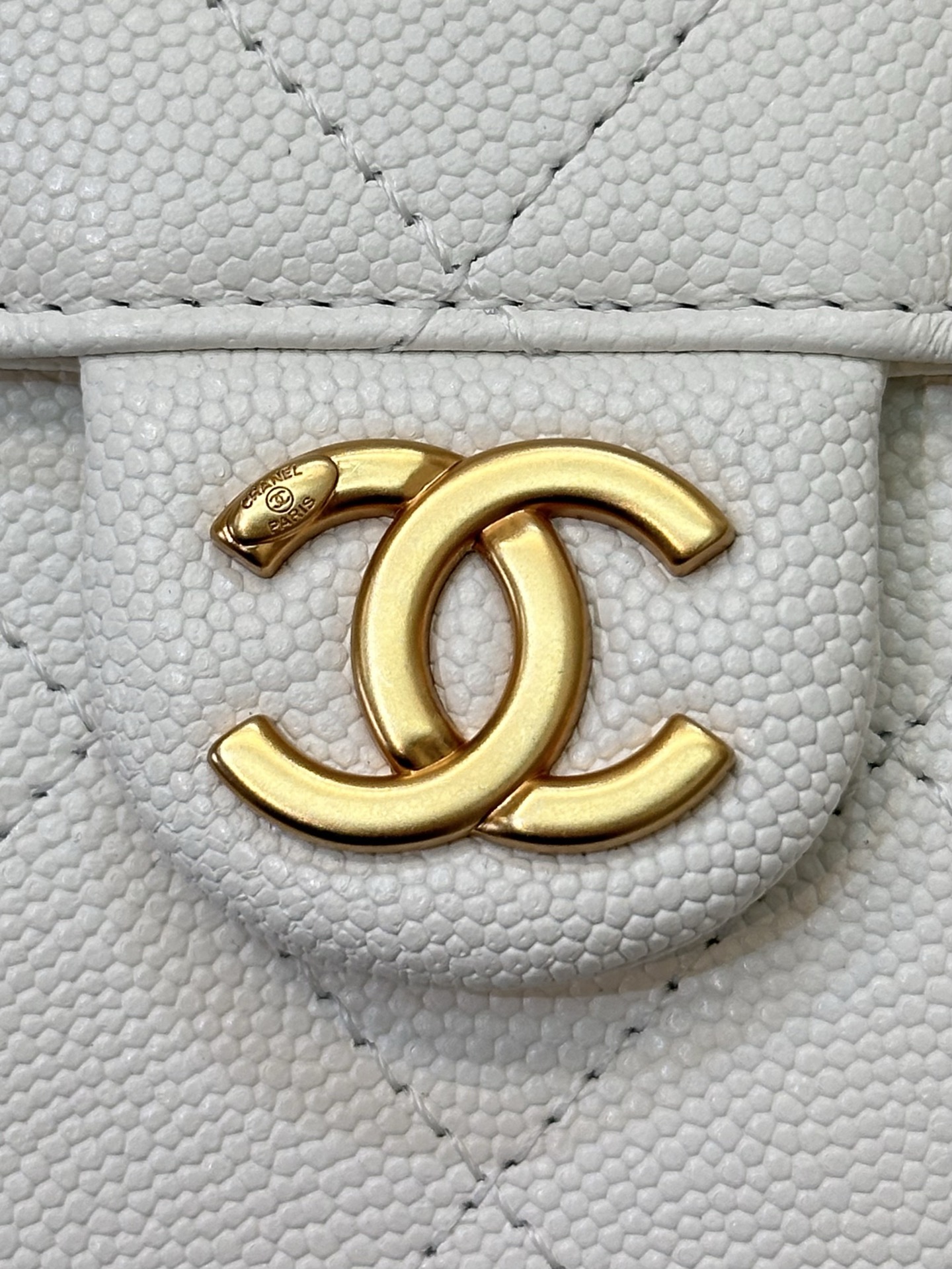 Elegant White Quilted Leather Bag with Thick Gold Hardware, a Timeless Design 3 i1748508817205 6354 0 1
