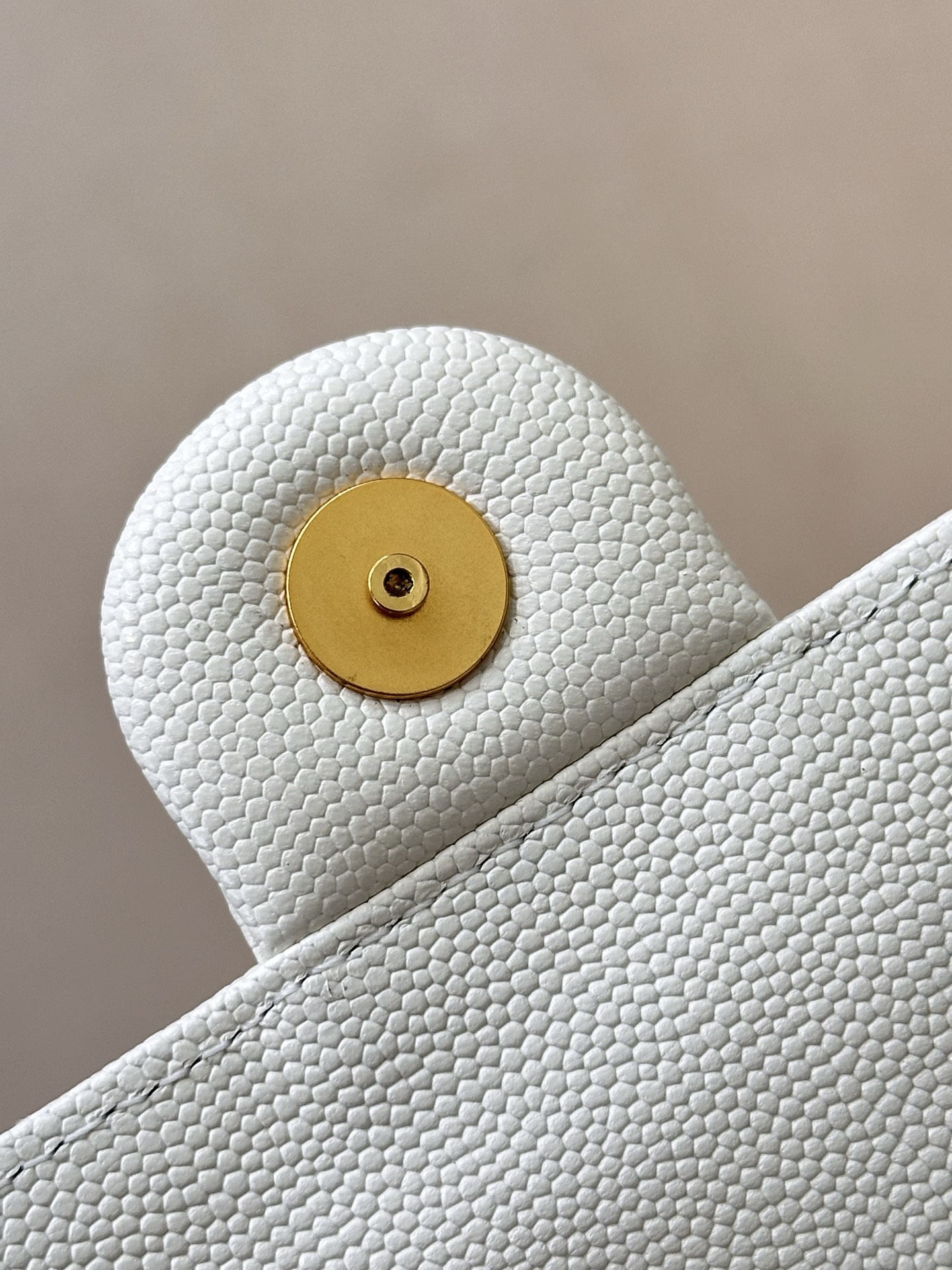 Elegant White Quilted Leather Bag with Thick Gold Hardware, a Timeless Design 4 i1748508817518 4417 0 2
