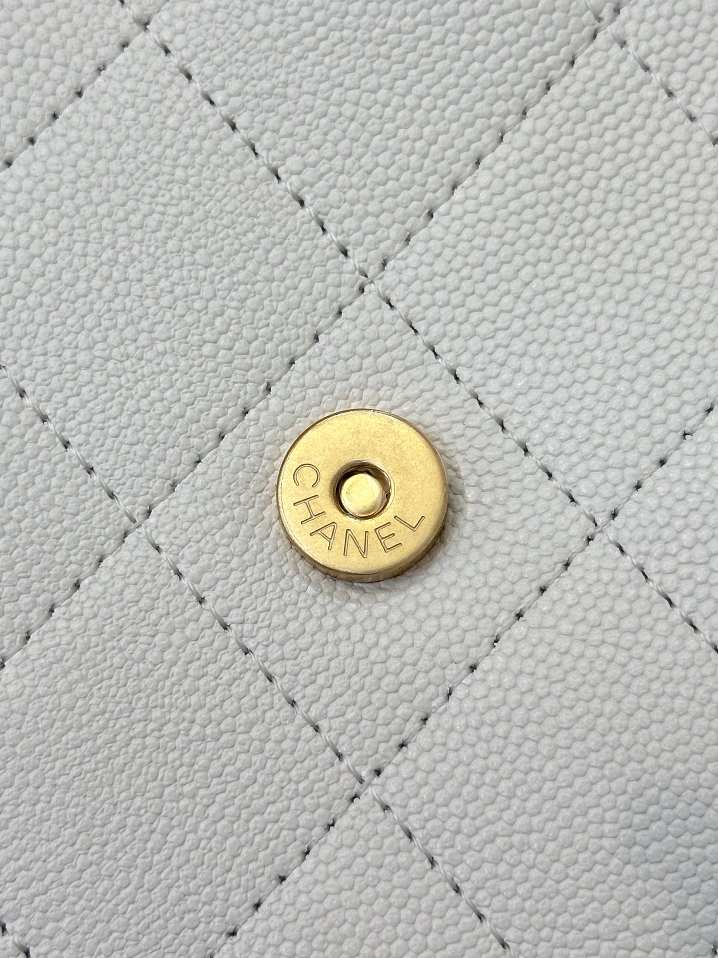 Elegant White Quilted Leather Bag with Thick Gold Hardware, a Timeless Design 5 i1748508817550 7861 0 3