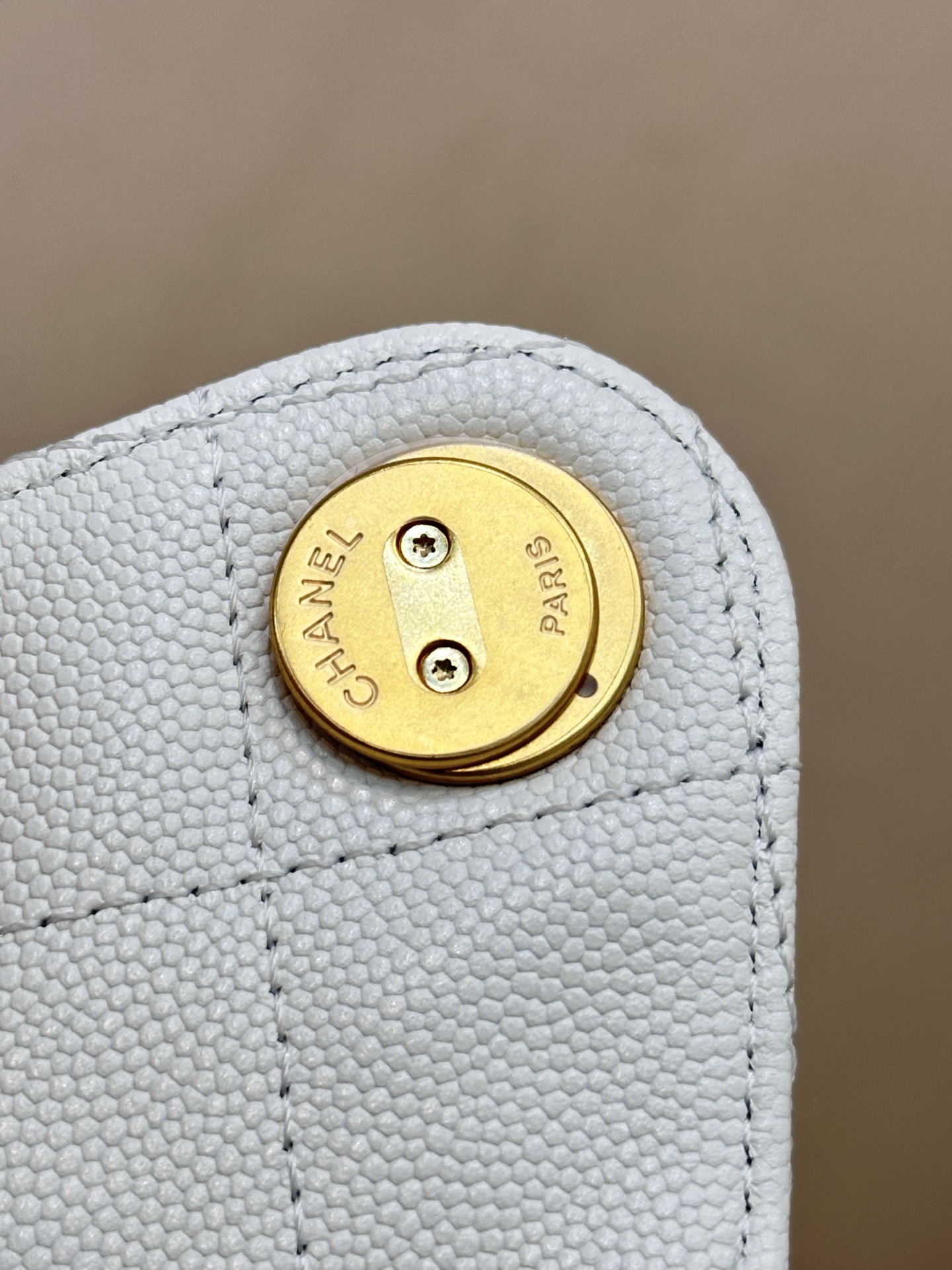 Elegant White Quilted Leather Bag with Thick Gold Hardware, a Timeless Design 6 i1748508817556 8369 0 4