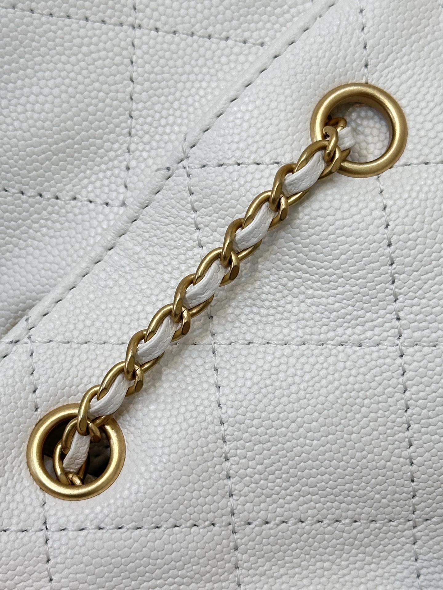 Elegant White Quilted Leather Bag with Thick Gold Hardware, a Timeless Design 9 i1748508817609 6829 0 7
