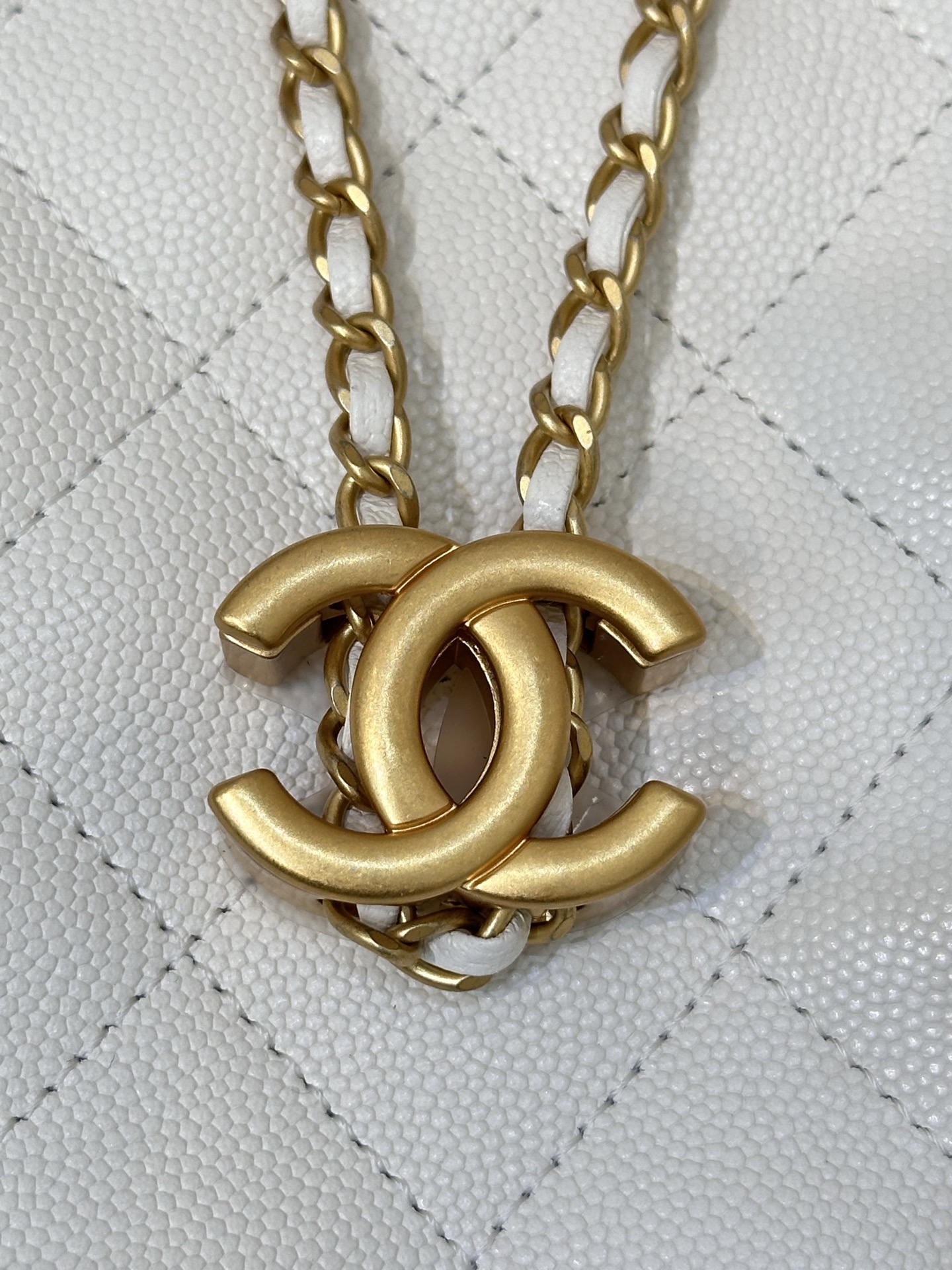 Elegant White Quilted Leather Bag with Thick Gold Hardware, a Timeless Design 7 i1748508818599 5568 0 5
