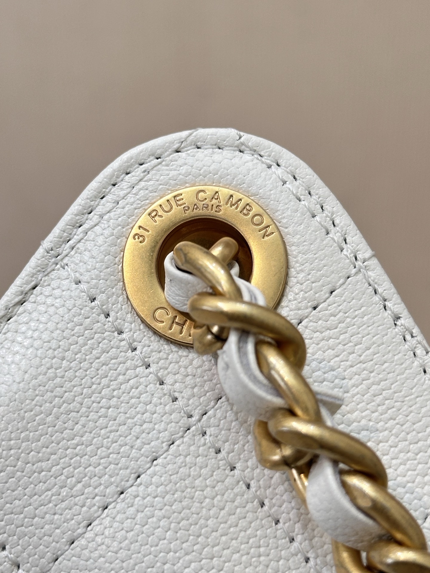 Elegant White Quilted Leather Bag with Thick Gold Hardware, a Timeless Design 2 i1748508818658 9019 0 0