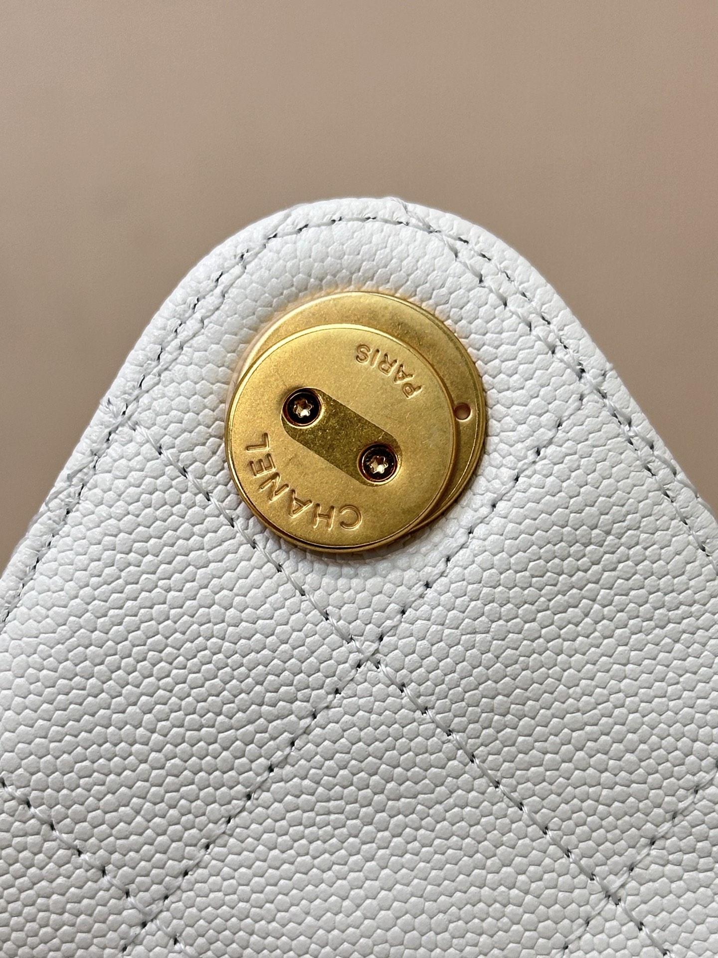 Elegant White Quilted Leather Bag with Thick Gold Hardware, a Timeless Design 10 i1748508818743 8386 0 8