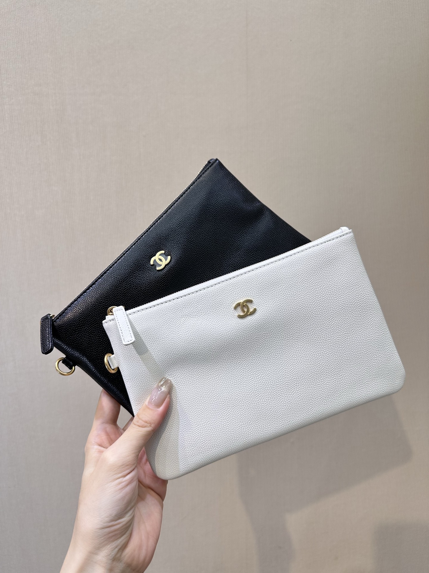 ¡El modelo 5553 de tamaño grande también viene con un monedero para guardar tarjetas y monedas! Algo asi, conveniente