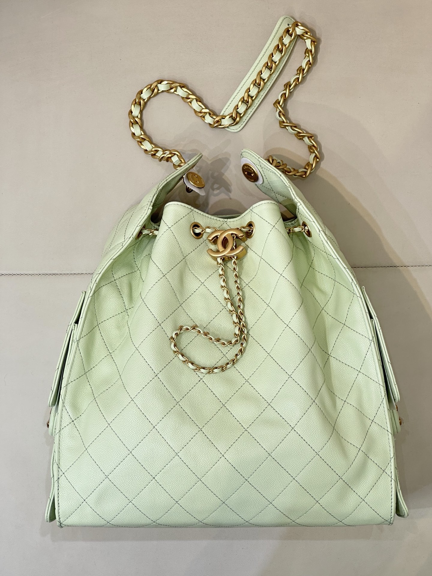 CHANEL 25C早春 マルチポケット Hobo 純正レザー ボール型シボ牛革 ラージ ラフでリラックスした雰囲気