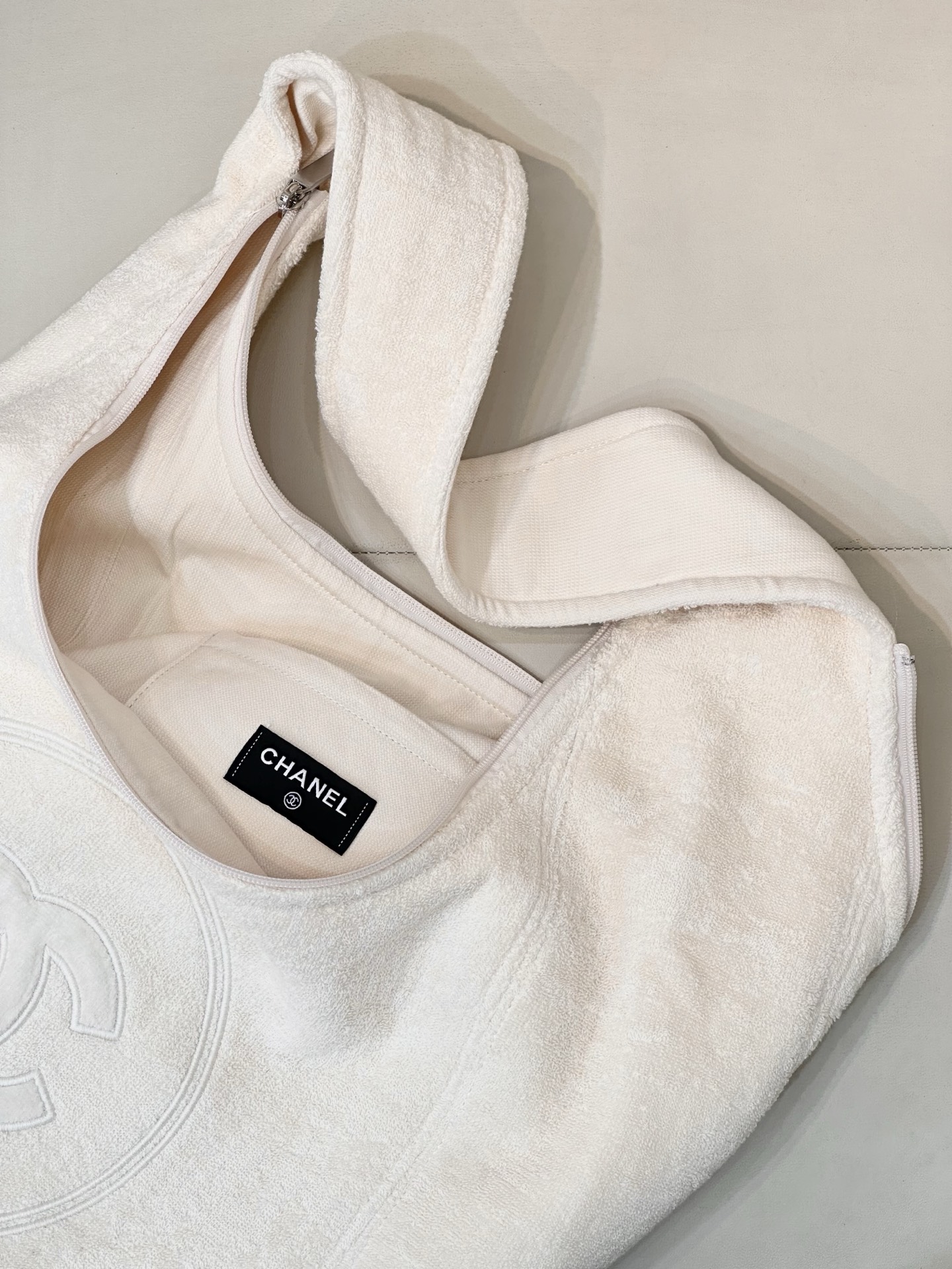 Chanel Vintage White Terry Cloth CC Beach Tote Bag, Perfect for Vacation 3 i1749896046849 5943 0 1
