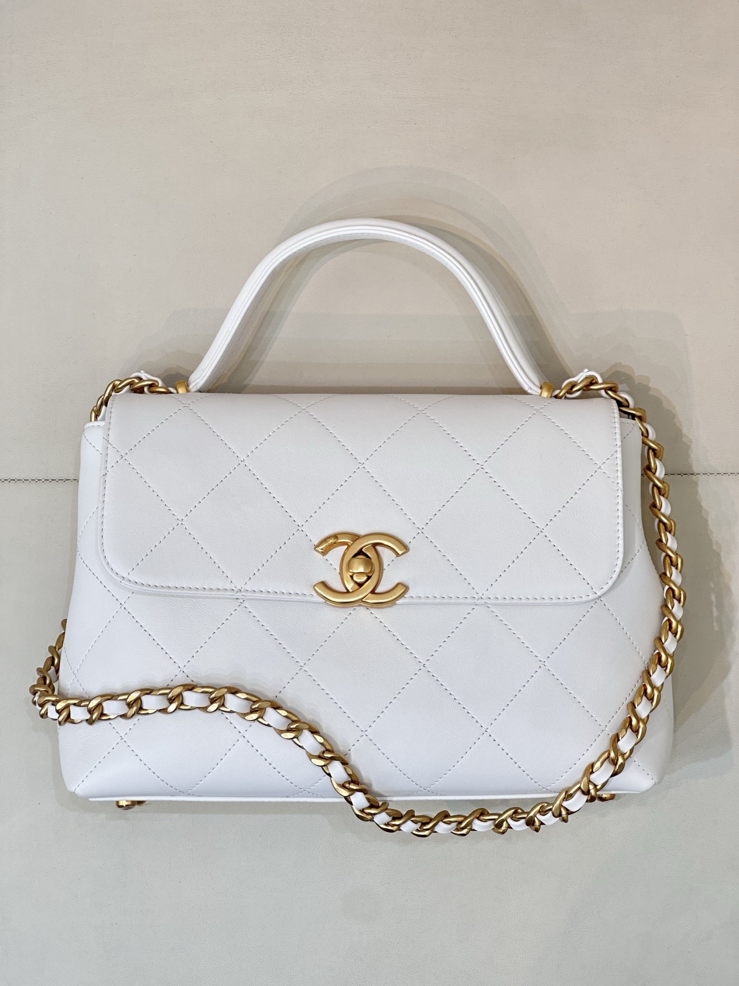CHANEL 25s sac à main à rabat, Métiers d'art, cartable vintage, style preppy, veau, matelassé, fermoir double C doré sable, épaule ou main, qualité supérieure