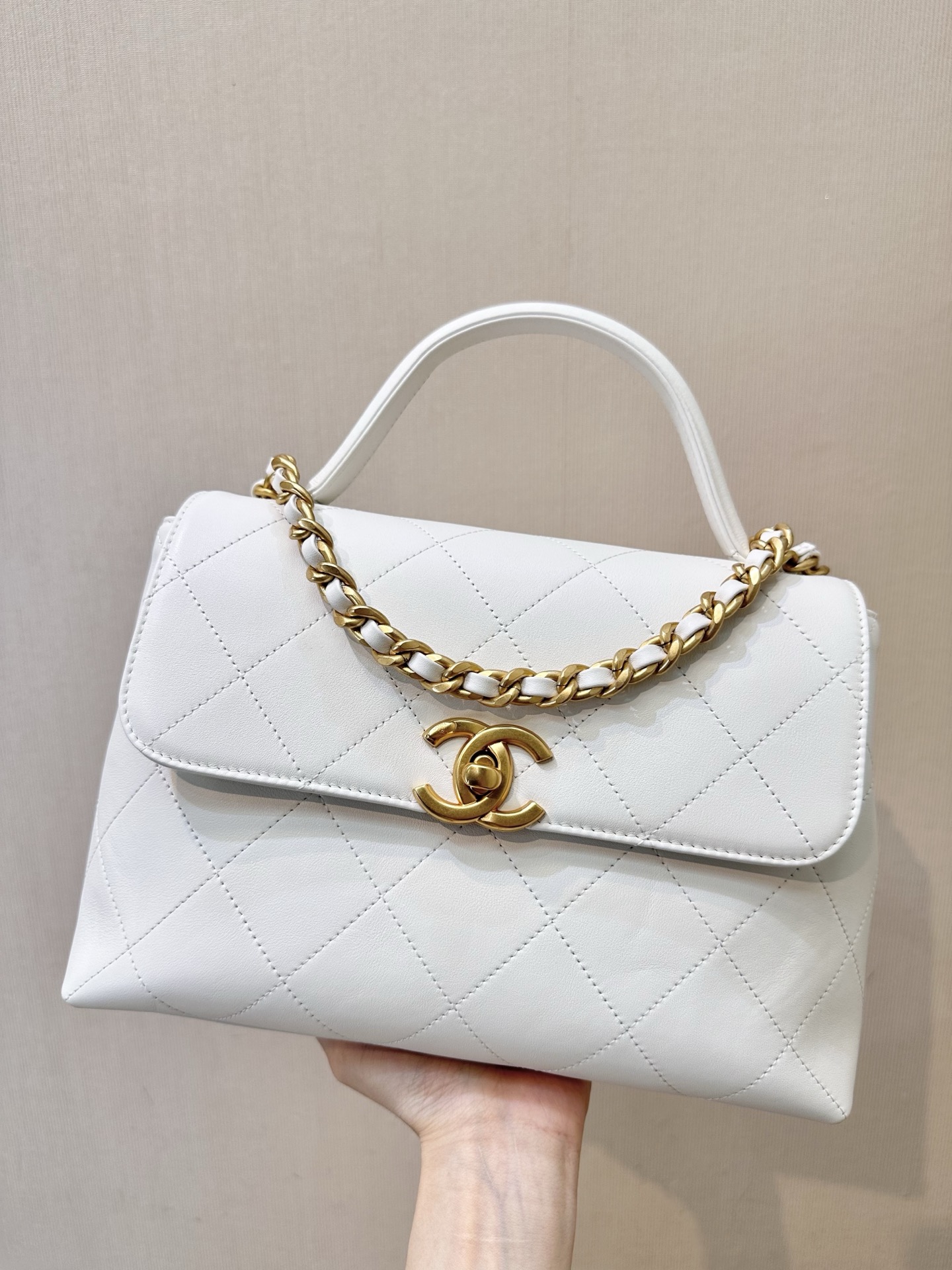 Elegant White Top Handle Flap Bag with 24K Gold Hardware & Chain Detail 1 i1750068154899 7975 0 0