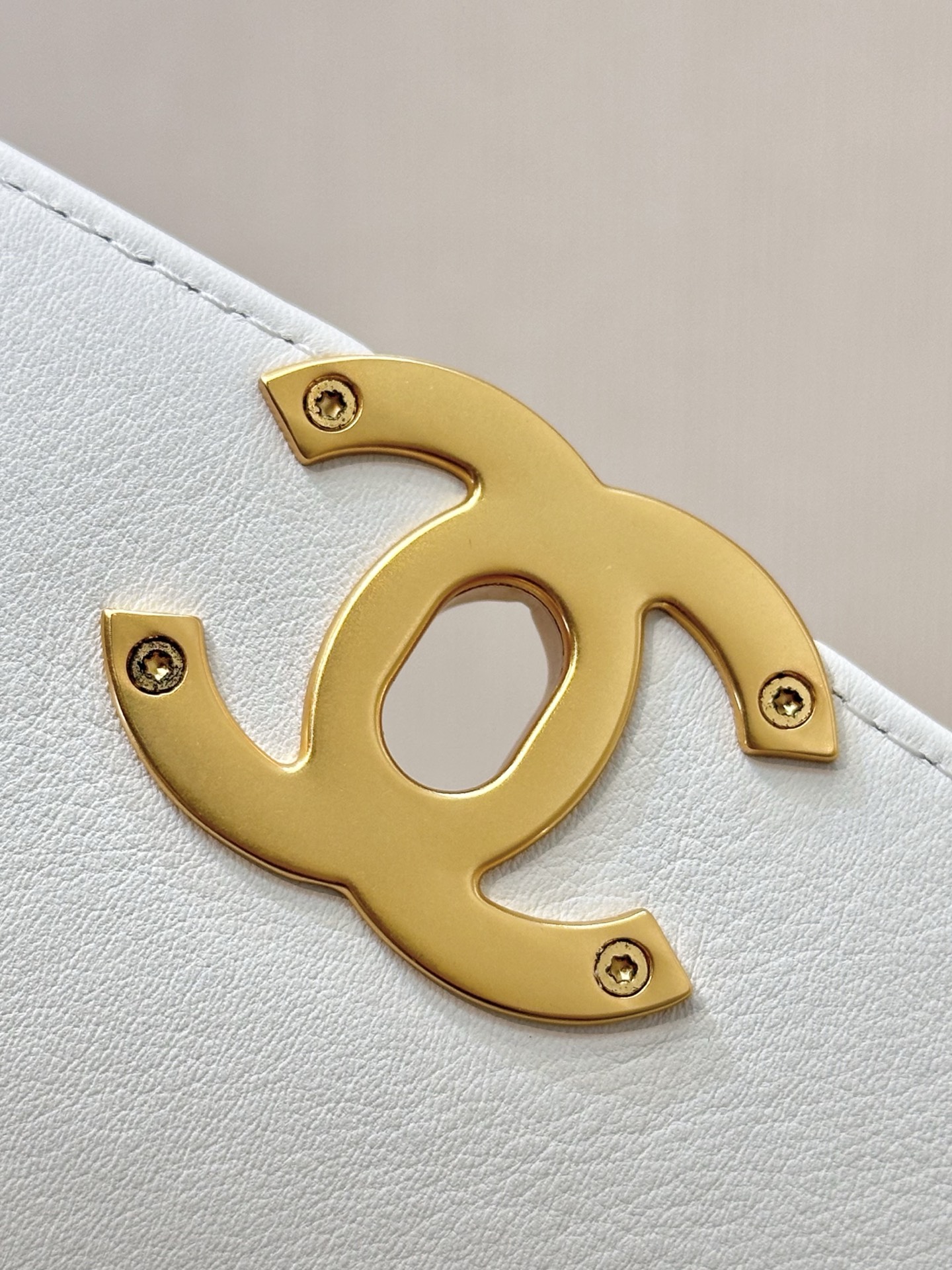 Elegant White Top Handle Flap Bag with 24K Gold Hardware & Chain Detail 4 i1750068155426 9045 0 3