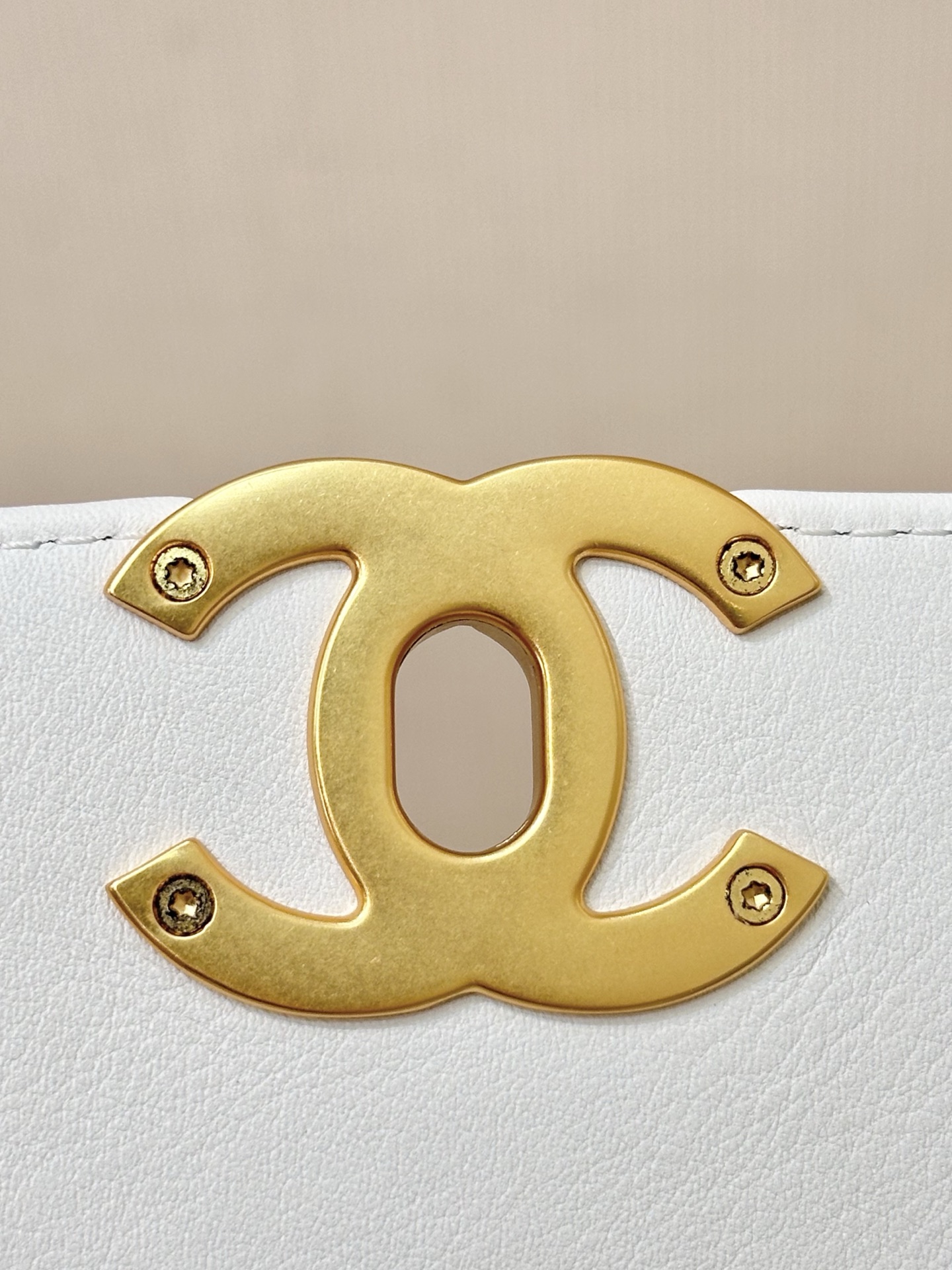 Elegant White Top Handle Flap Bag with 24K Gold Hardware & Chain Detail 5 i1750068155774 7601 0 4