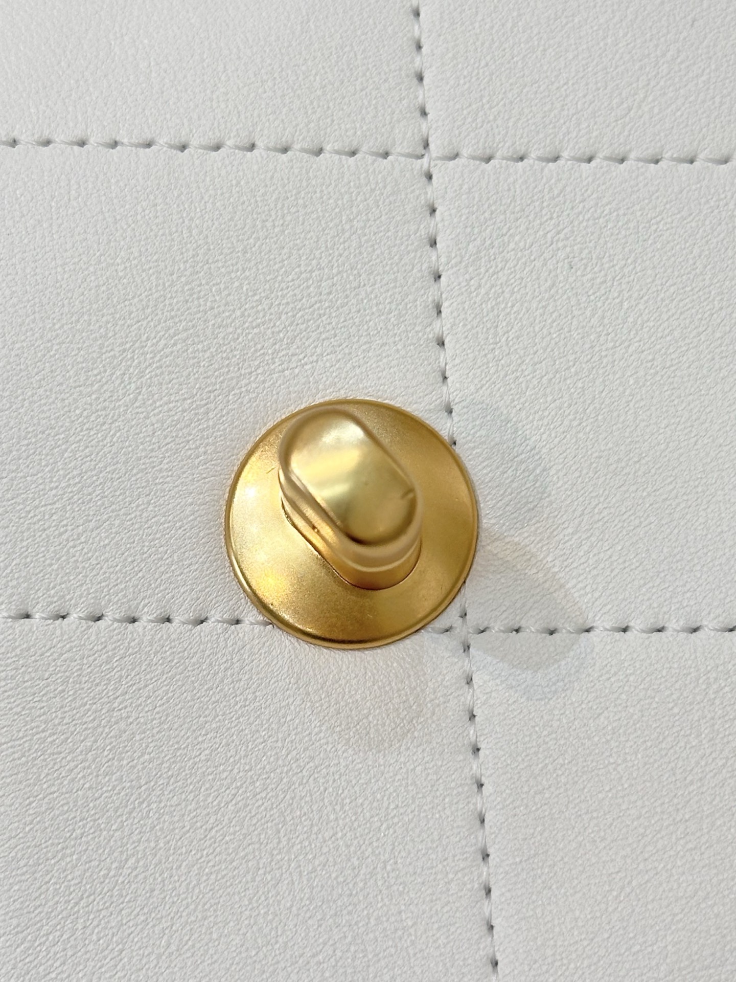 Elegant White Top Handle Flap Bag with 24K Gold Hardware & Chain Detail 7 i1750068155797 8972 0 6