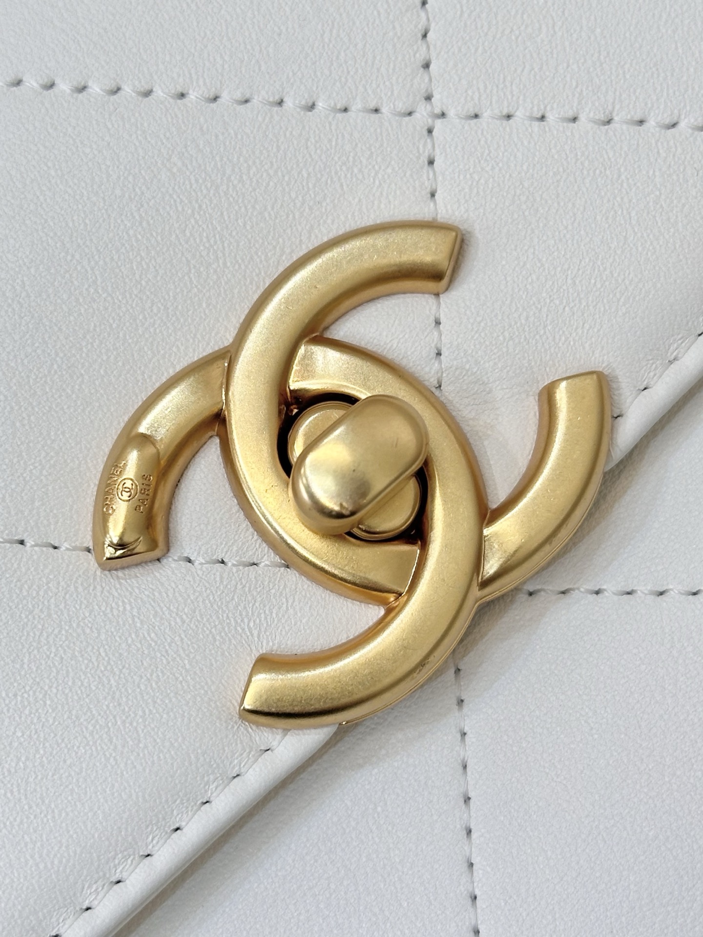 Elegant White Top Handle Flap Bag with 24K Gold Hardware & Chain Detail 3 i1750068157678 854 0 2