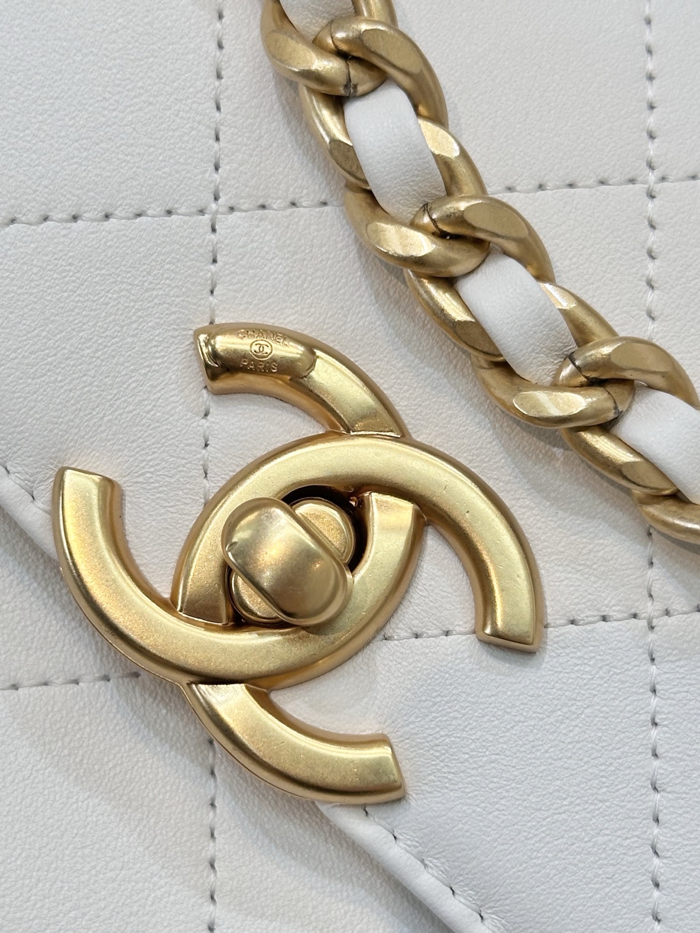 Elegant White Top Handle Flap Bag with 24K Gold Hardware & Chain Detail 2 i1750068157942 4005 0 1