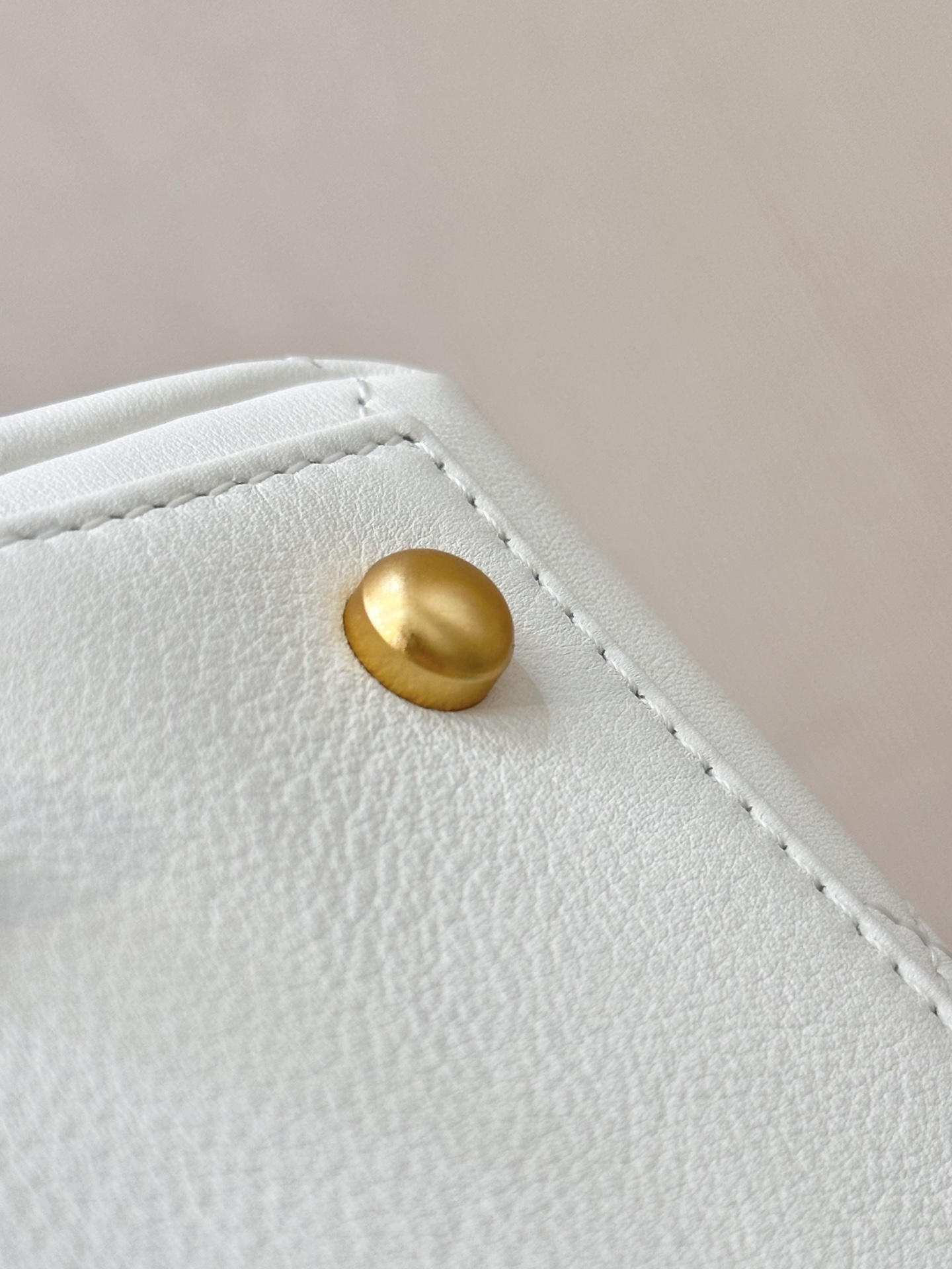Elegant White Top Handle Flap Bag with 24K Gold Hardware & Chain Detail 9 i1750068158074 7868 0 8