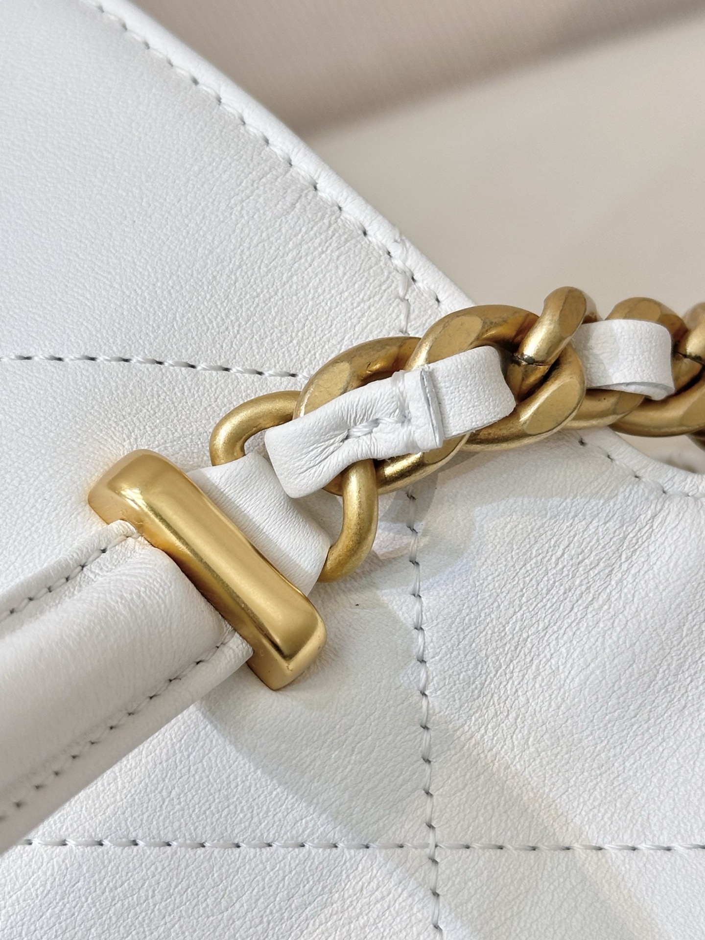 Elegant Quilted Leather Top Handle Bag with Chain Strap, White 9 i1750068176344 2269 0 7