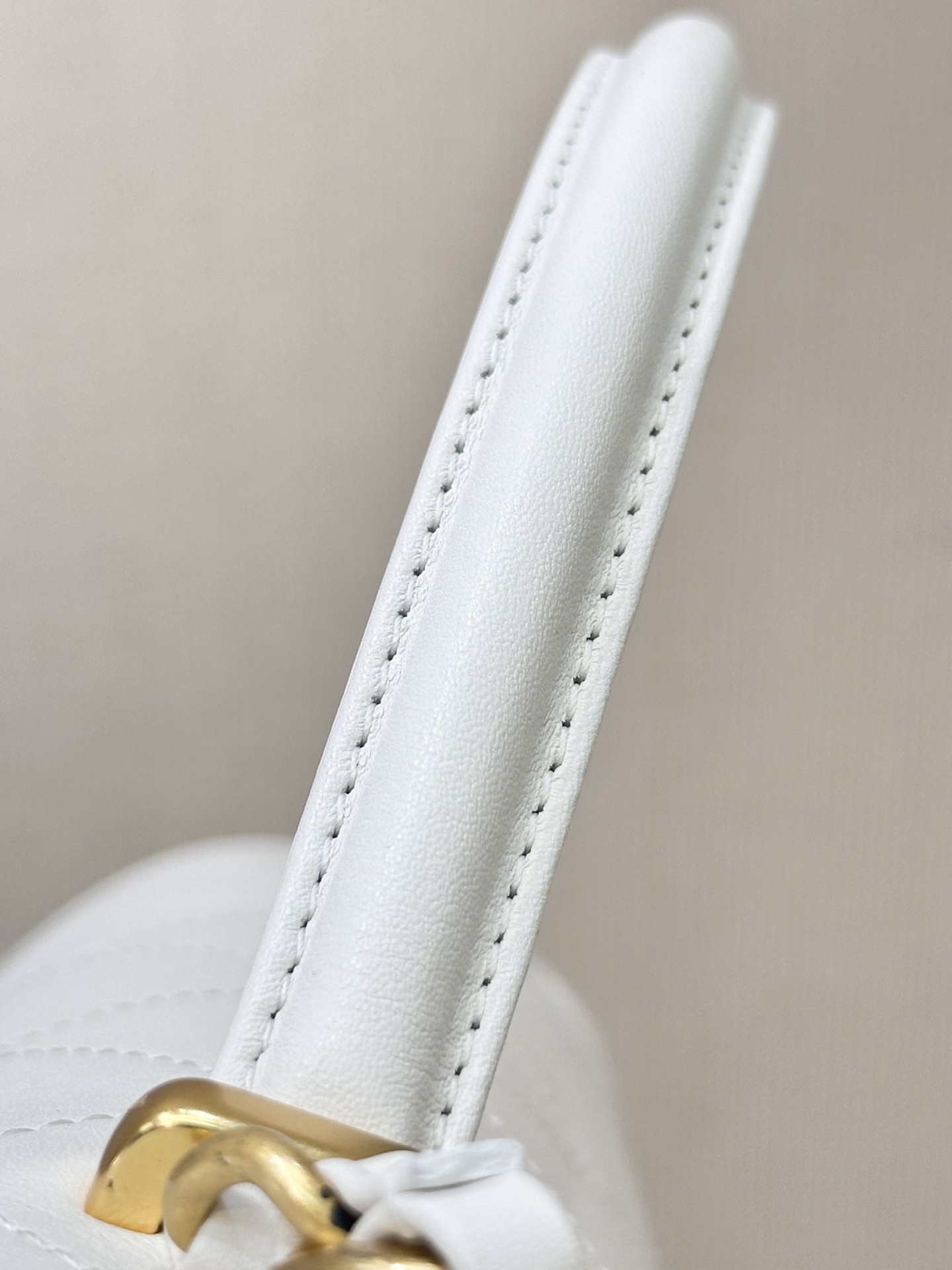 Elegant Quilted Leather Top Handle Bag with Chain Strap, White 4 i1750068176653 742 0 2