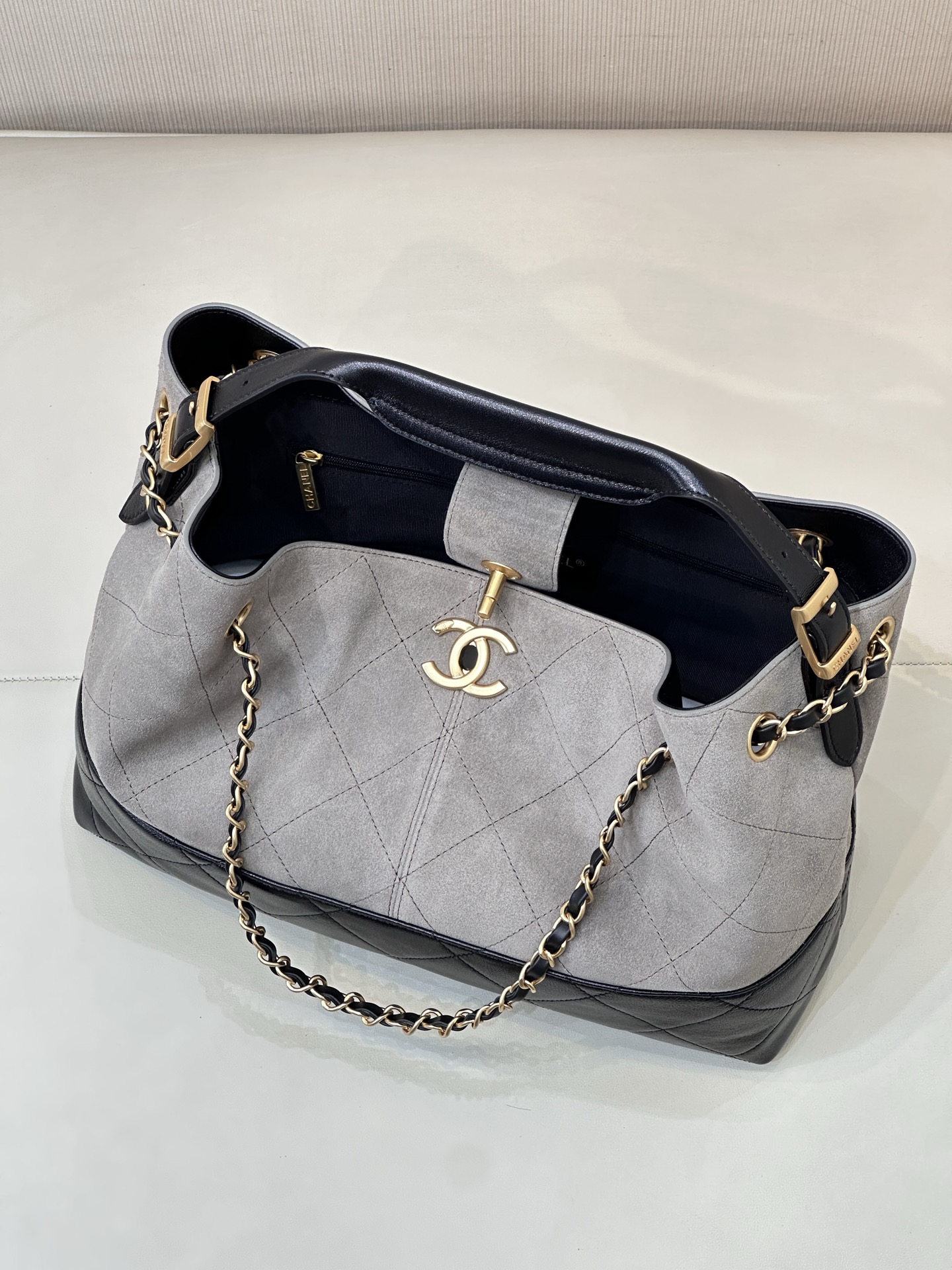 Elegant Quilted Tote Bag with Chain Detail | Stylish and Spacious Design 2 i1750068325270 1060 0 3
