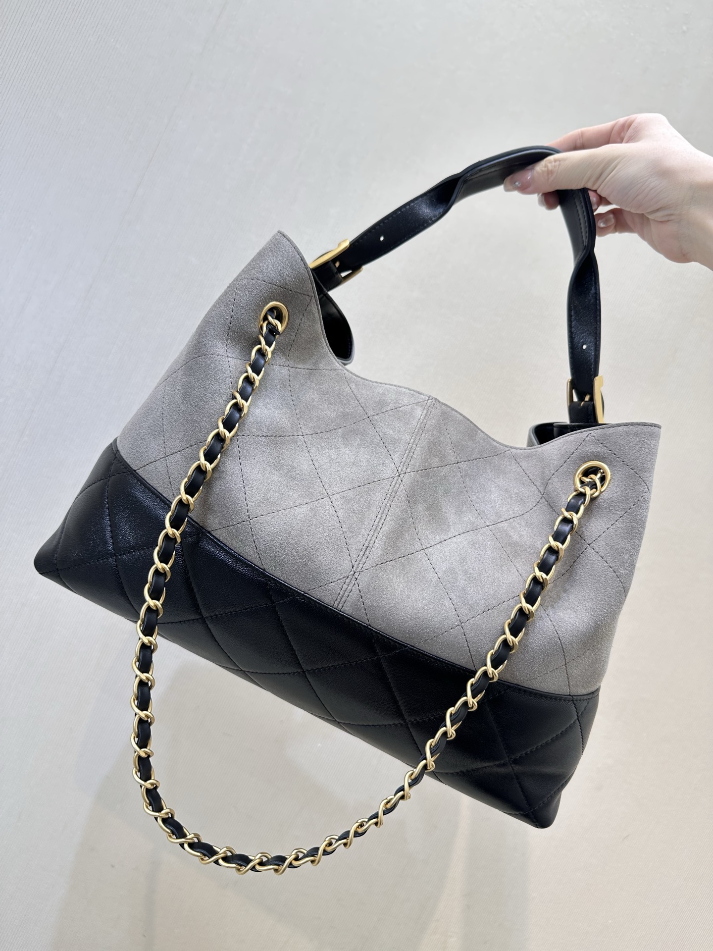 Elegant Leather Tote Bag with Chain Strap and Spacious Interior 7 i1750068472815 725 0 6