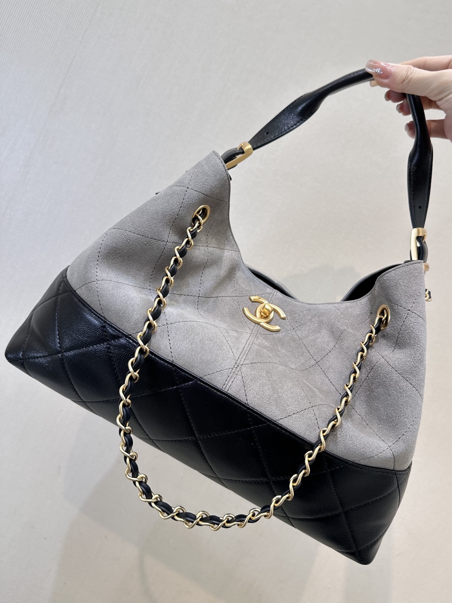 Elegant Leather Tote Bag with Chain Strap and Spacious Interior 3 i1750068472821 6549 0 2