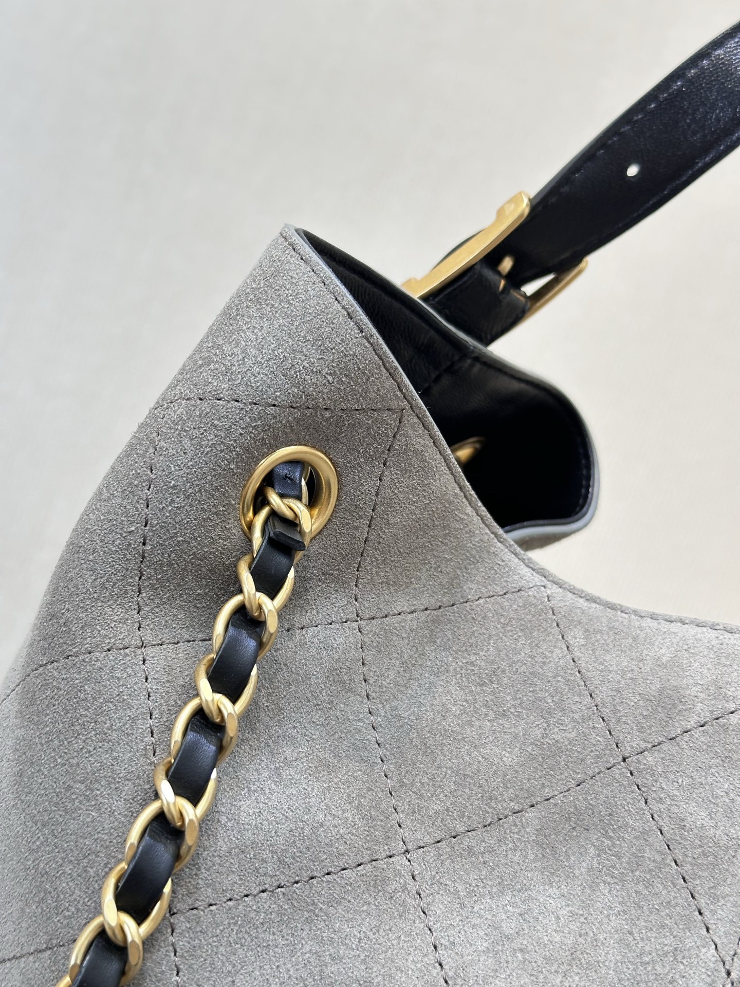 Elegant Leather Tote Bag with Chain Strap and Spacious Interior 8 i1750068472896 181 0 7