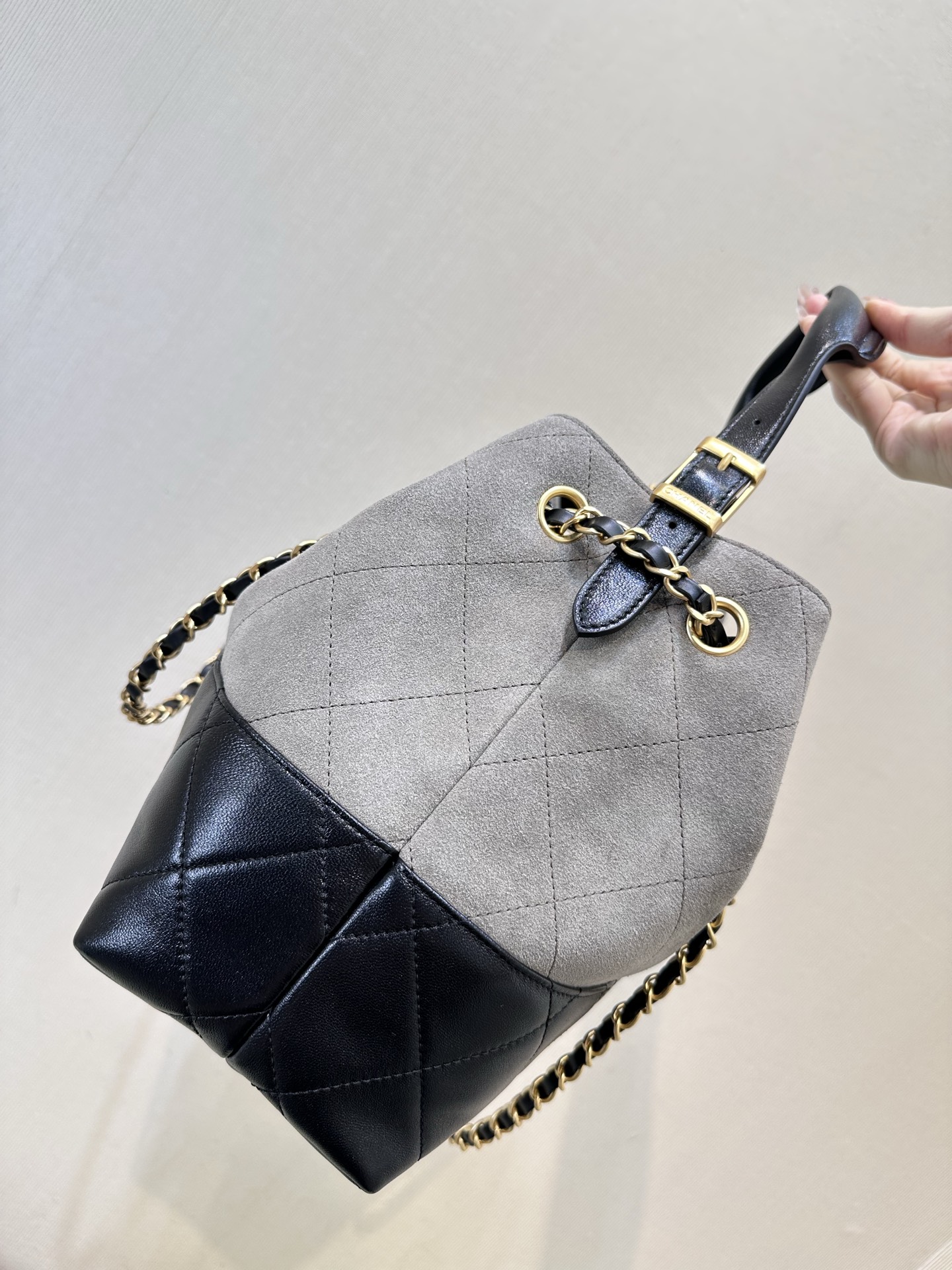 Elegant Leather Tote Bag with Chain Strap and Spacious Interior 4 i1750068472905 388 0 3