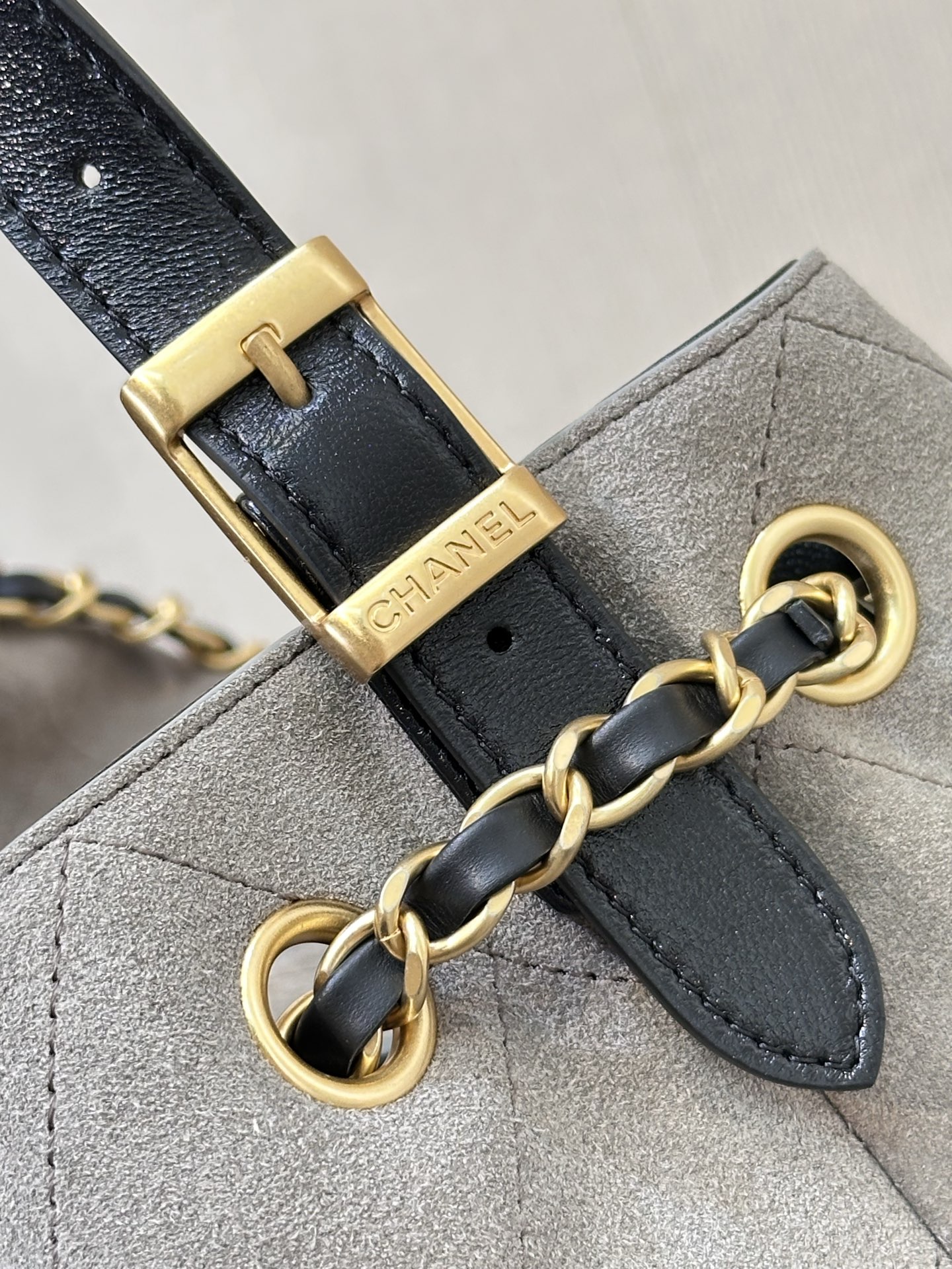 Elegant Leather Tote Bag with Chain Strap and Spacious Interior 6 i1750068473000 7387 0 5